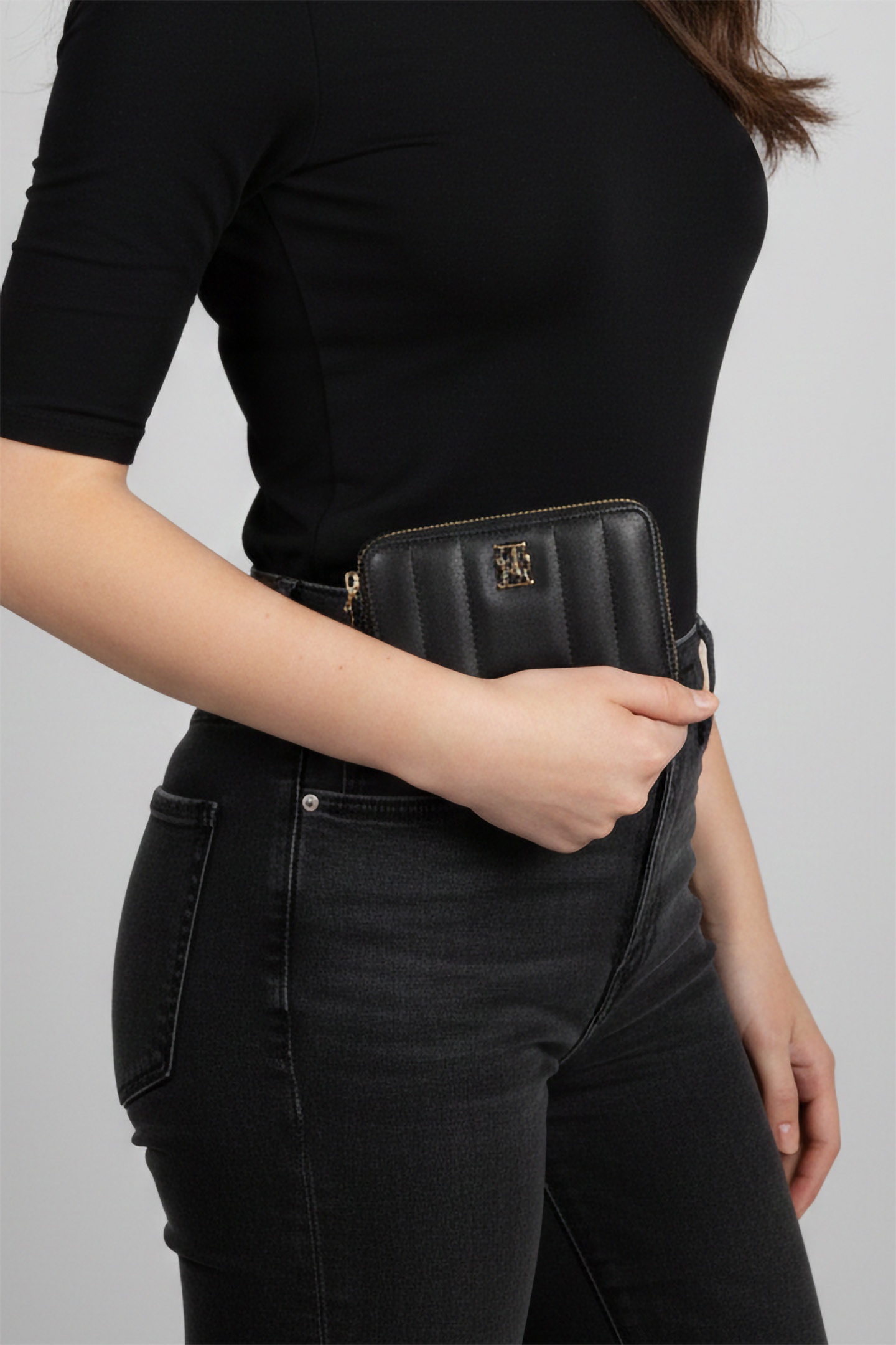 FEMININE ZIP AROUND WALLET BLACK 1