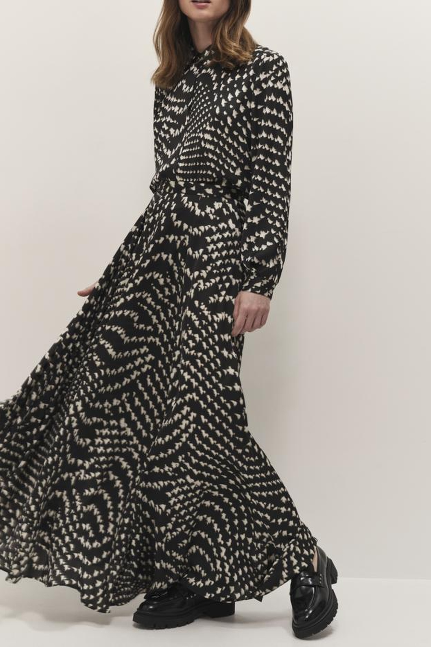 JAFNA - LONG BLACK SKIRT WITH OPTICAL PRINT 3