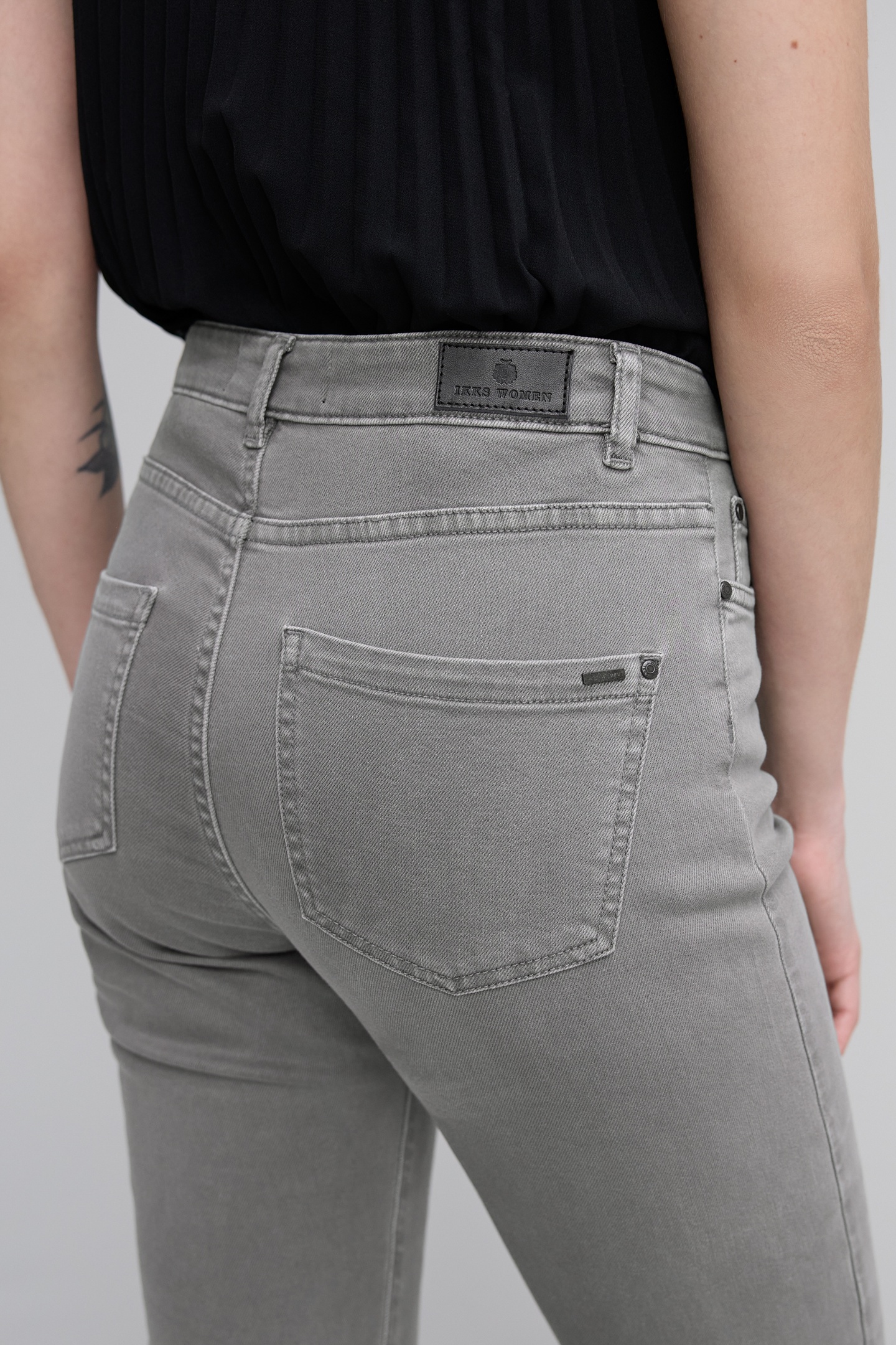 WATERLESS GREY STRAIGHT JEANS BUTTONED WITH FRAGÉ BOTTOMS 5
