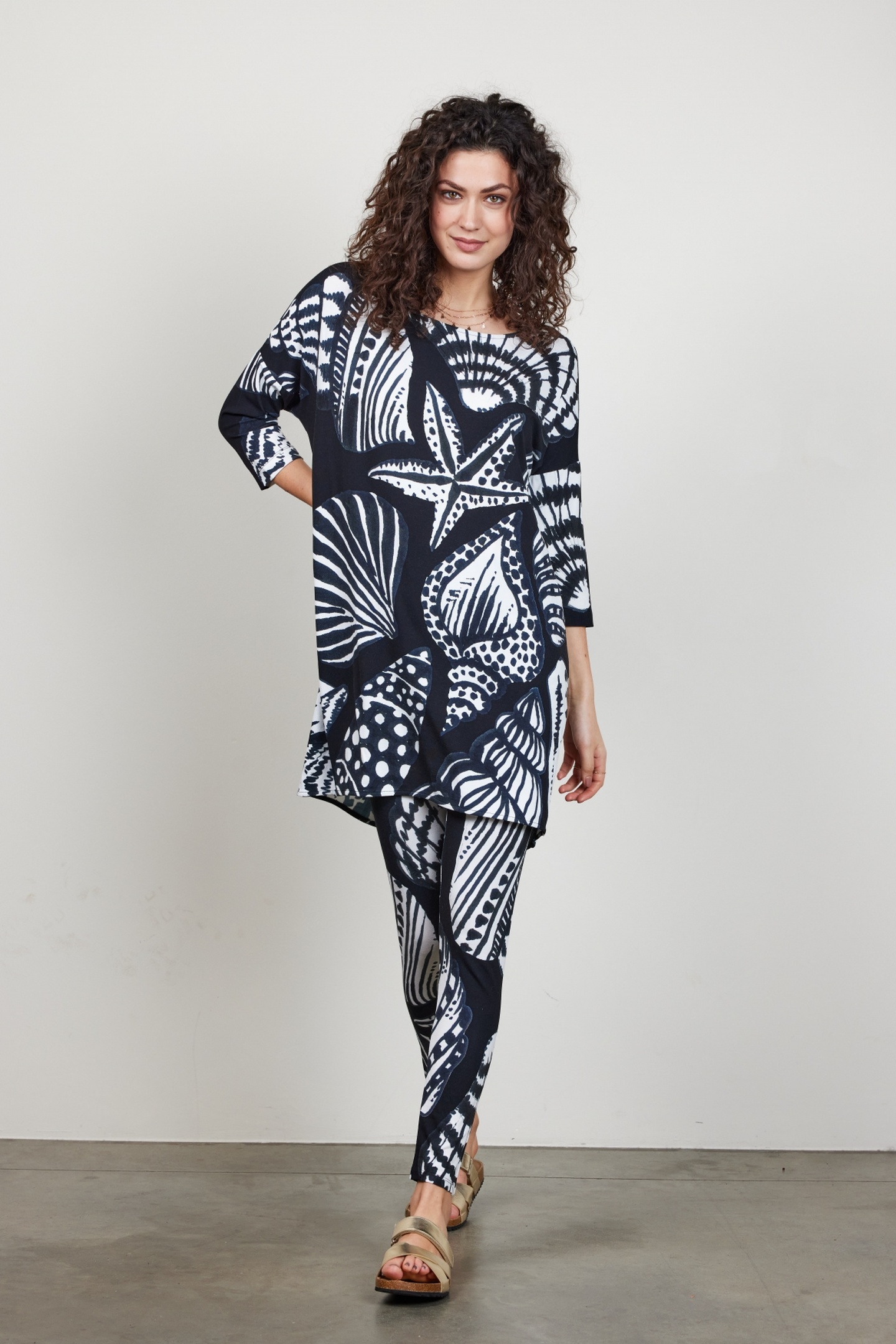 EASY LOOSE DRESS IN BLACK WITH SHELL SYMPHONY PRINT. 1