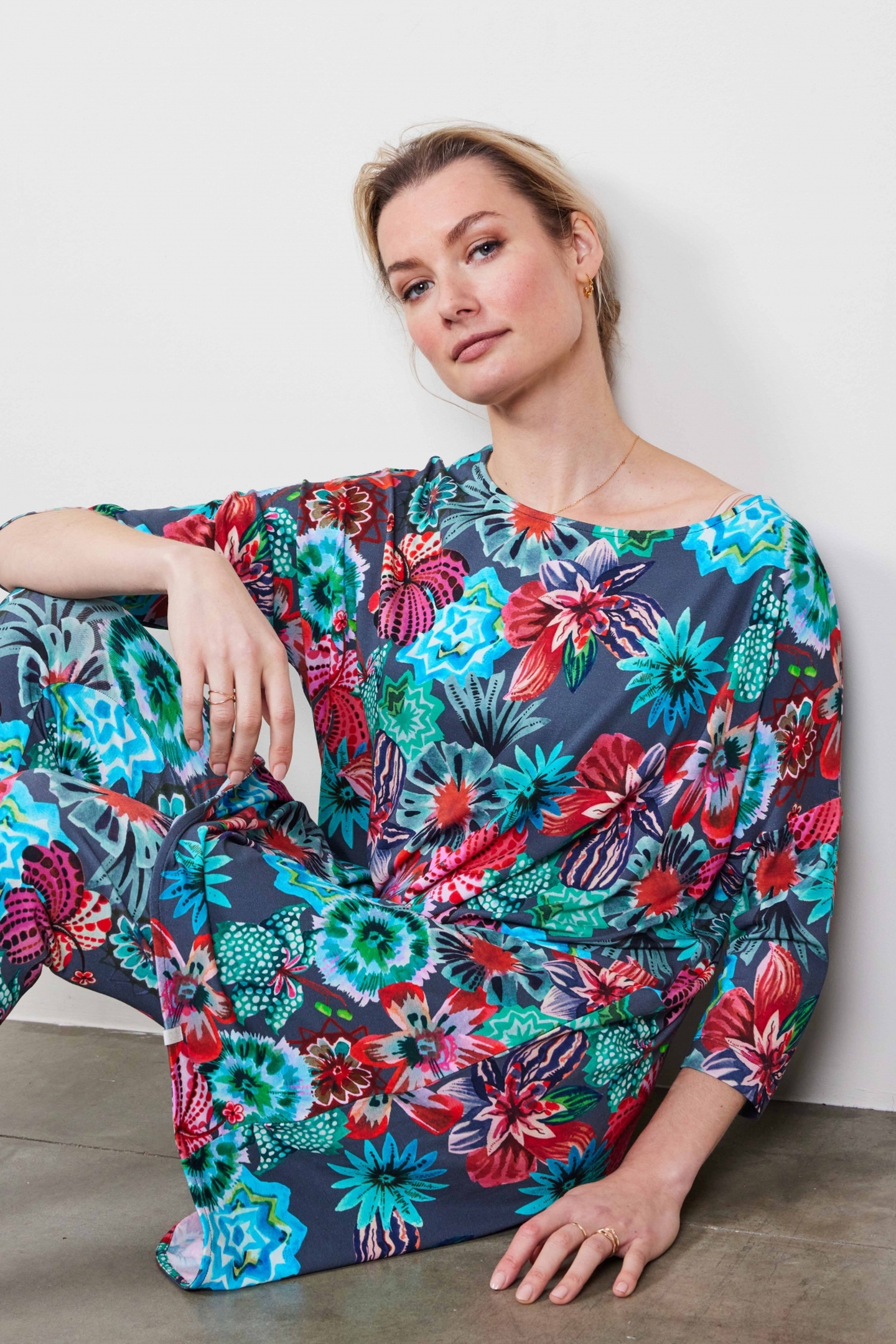 EASY LOOSE DRESS IN DARK SHADOW WITH FLORAL MEDLEY PRINT 4