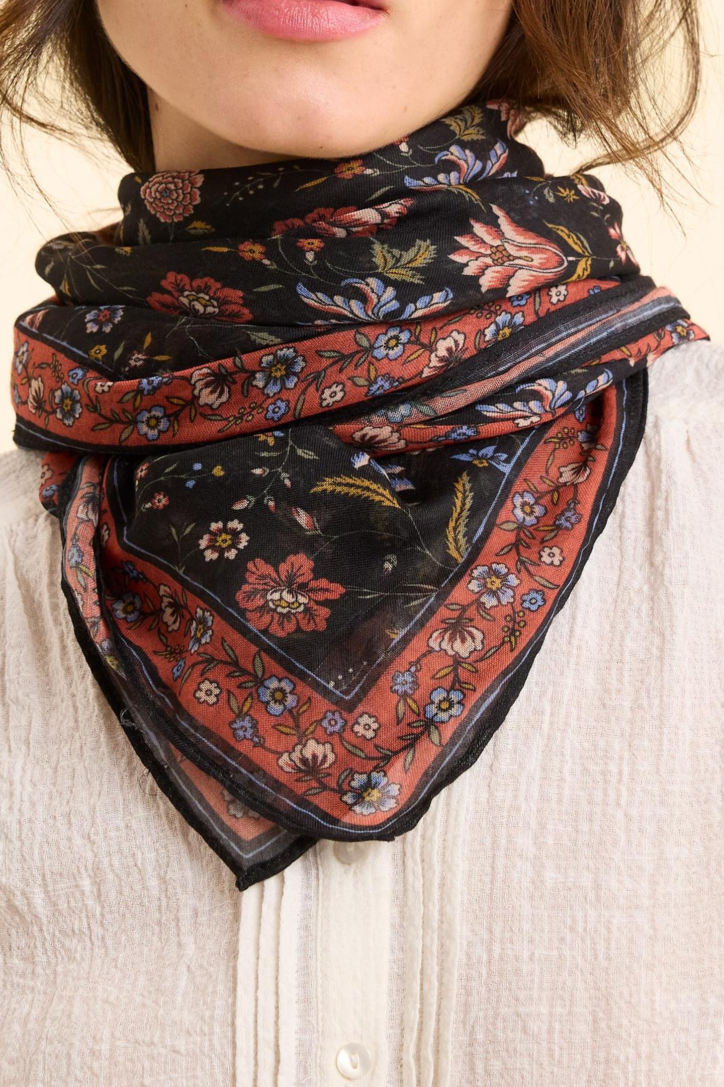 BLACK SCARF WITH FLOWER BOUQUET PRINT BLACK 4