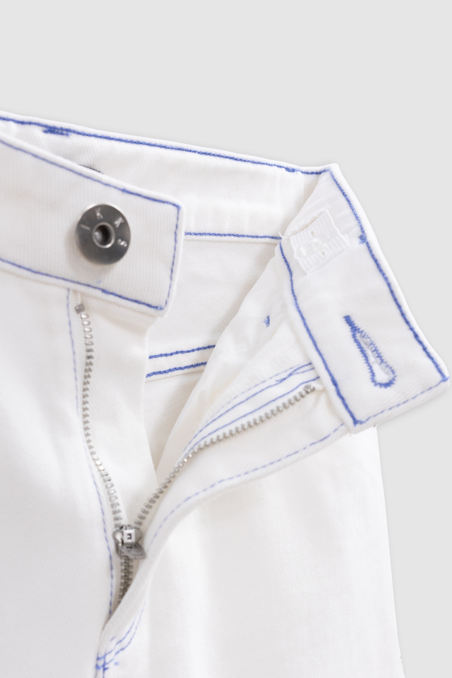 WHITE DENIM SHORTS WITH BLUE STITCHING 5
