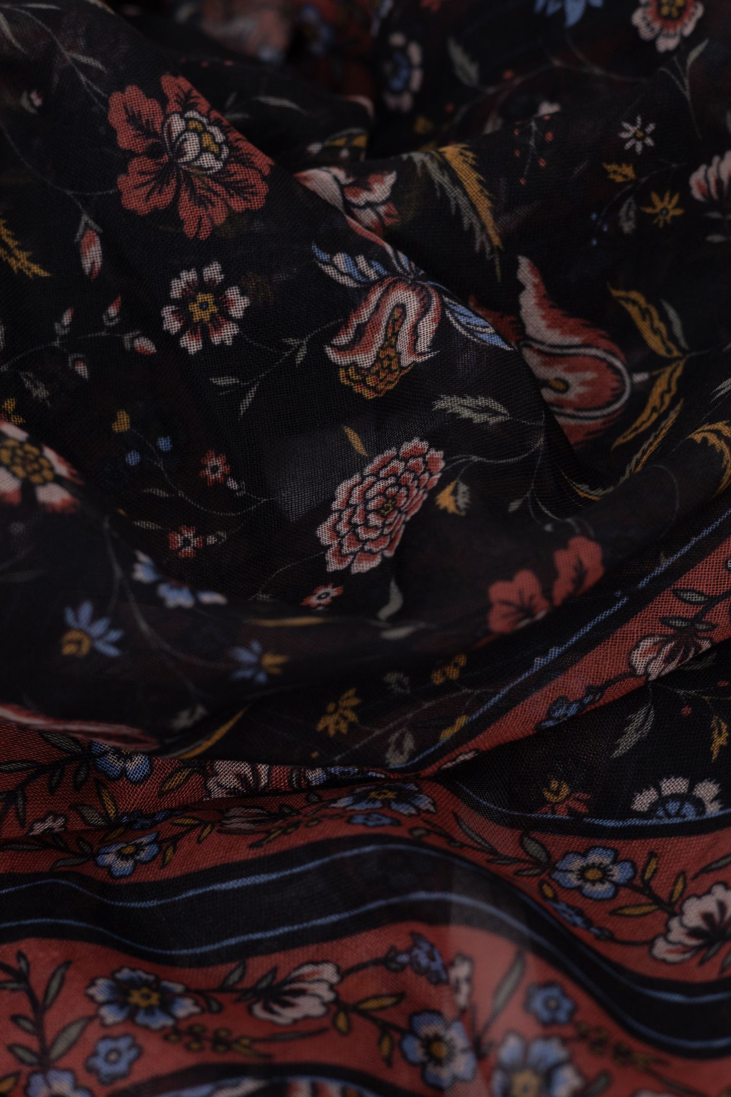 BLACK SCARF WITH FLOWER BOUQUET PRINT BLACK 5