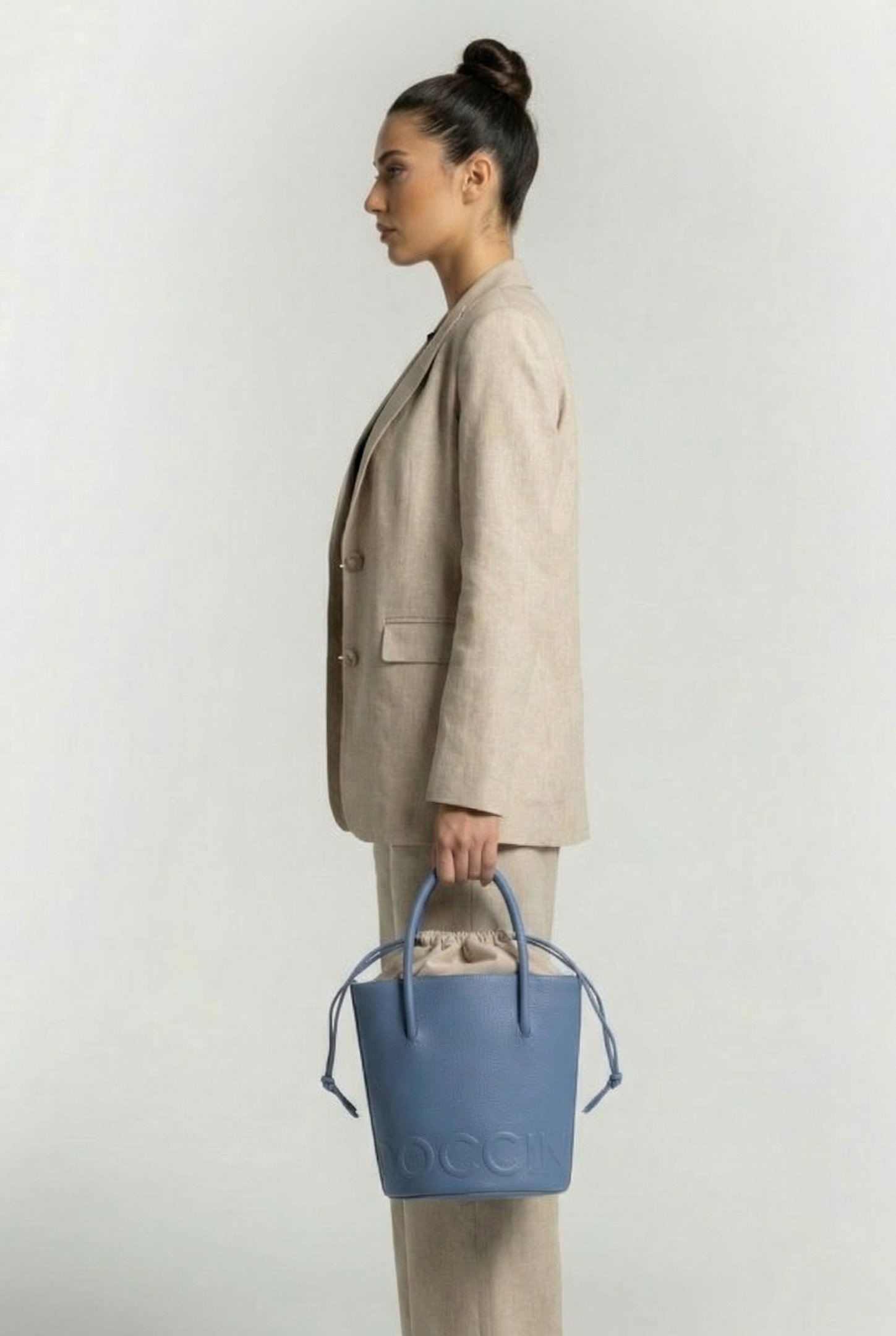 LEATHER BUCKET BAG IN BLUE 1