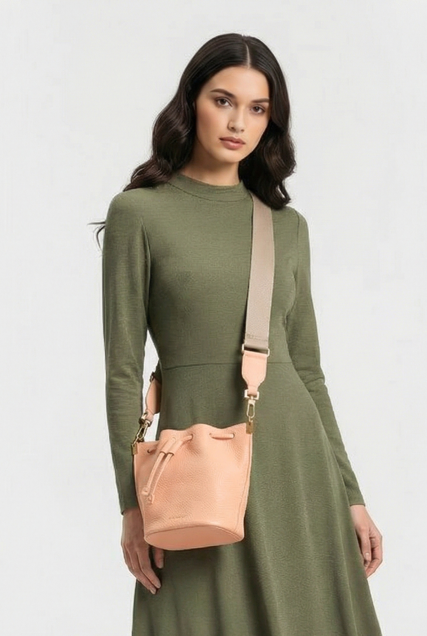 CROSS BODY BUCKET BAG IN PEACH 1