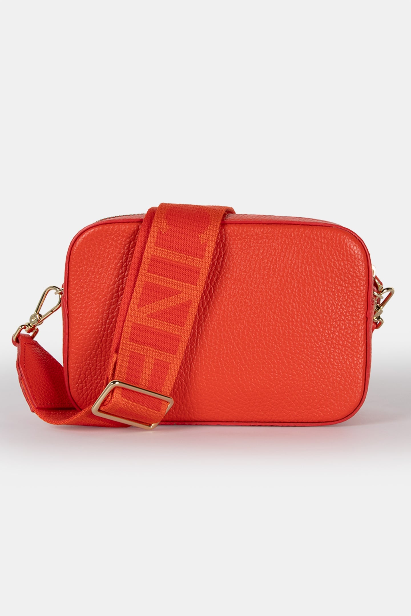 CAMERA CROSS BODY BAG IN PINK 4