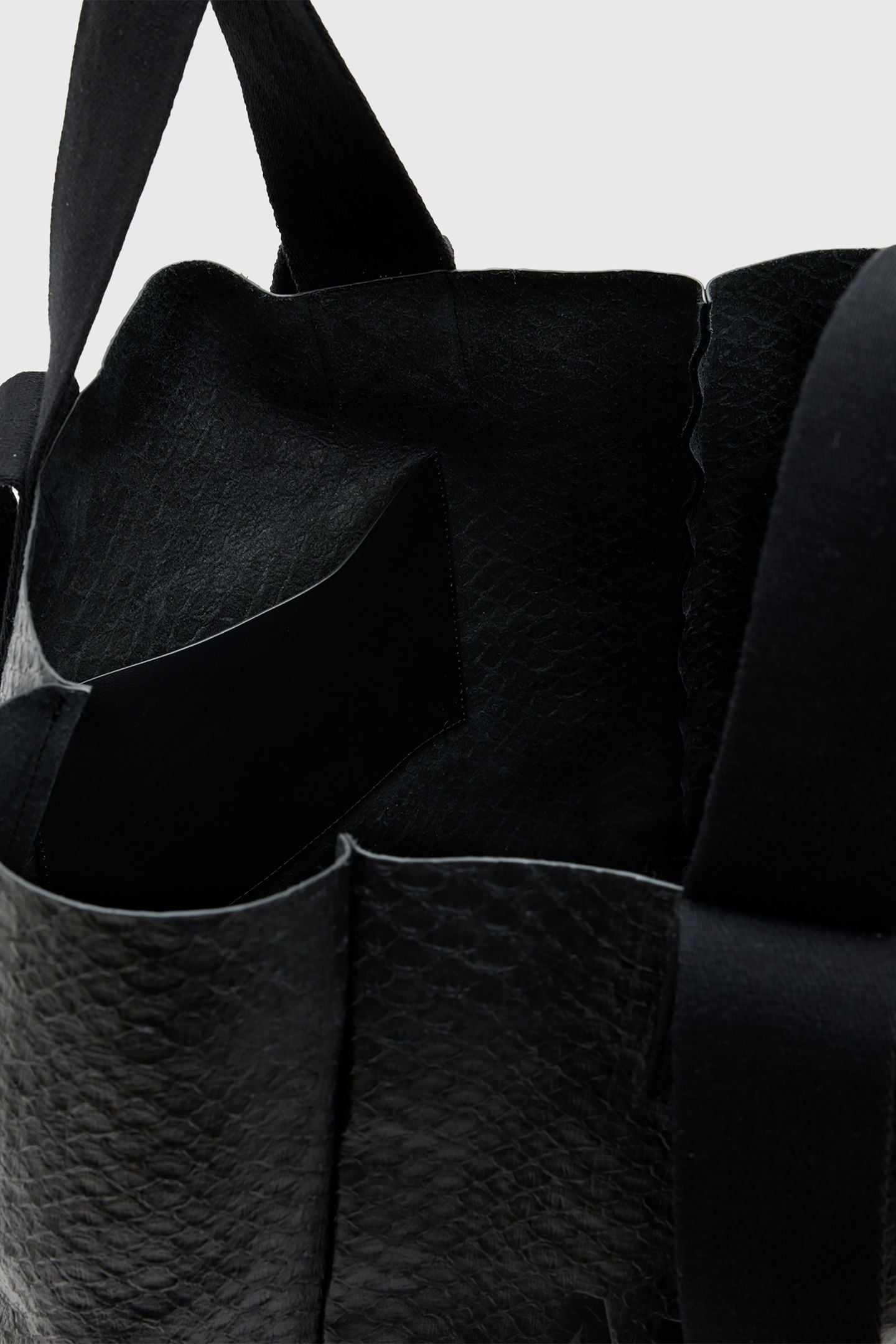 IZZY E/W SNAKE TOTE BLACK 4