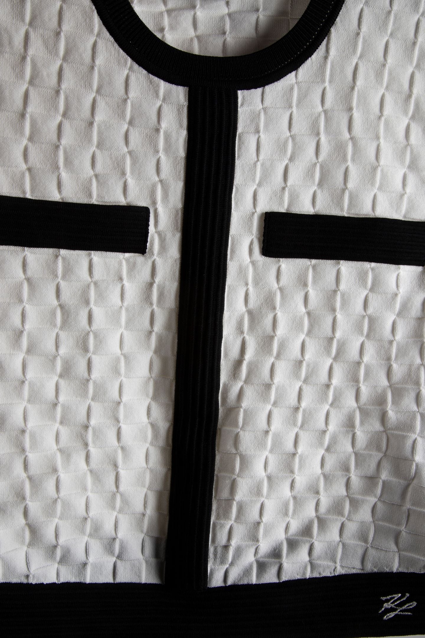 OFF WHITE CONTRAST SLEEVELESS KNIT TOP 4