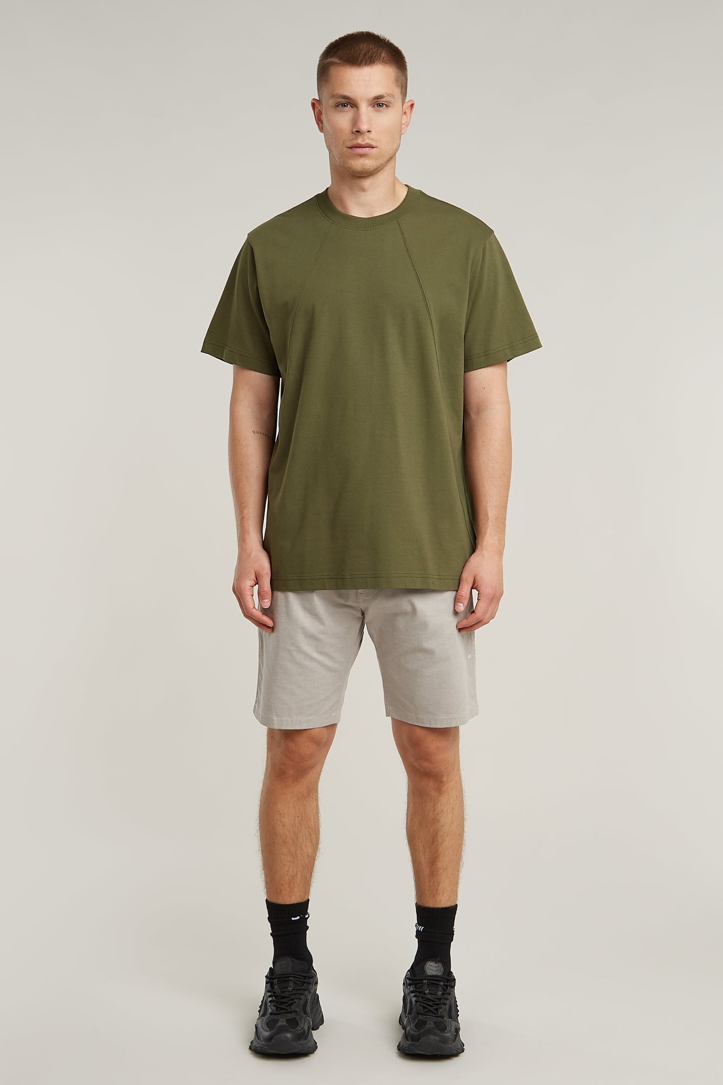 SEAM DETAIL LOOSE R T SHADOW OLIVE 1