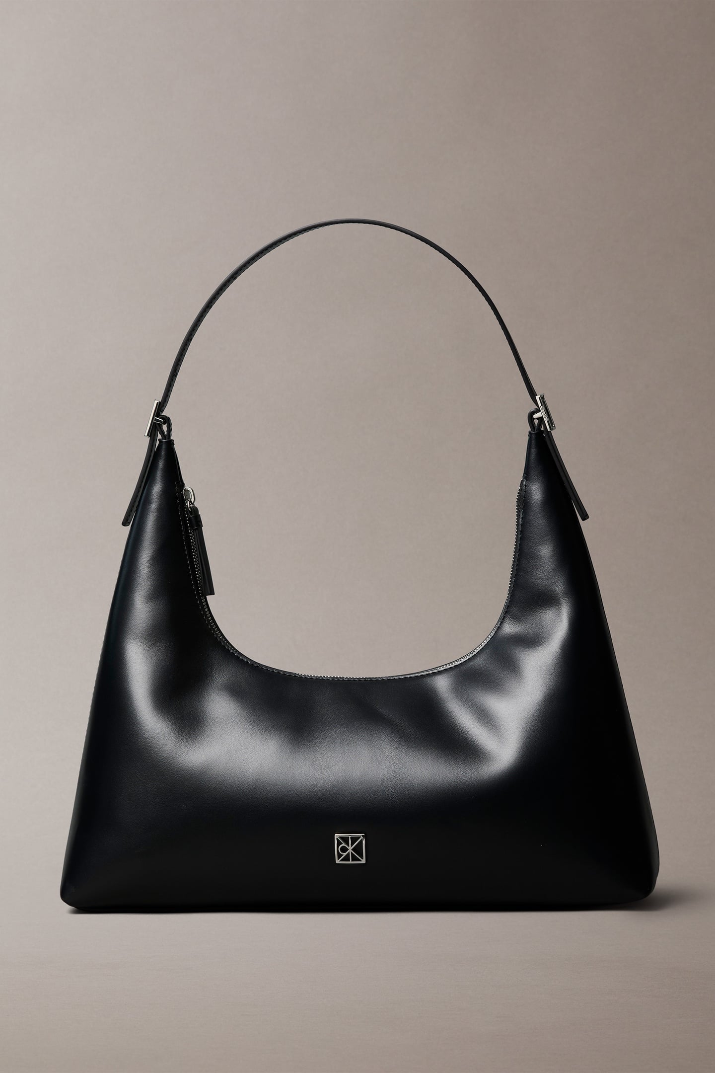 EMBLEM HARDWARE LEATHER SHOULDER BAG BLACK 1