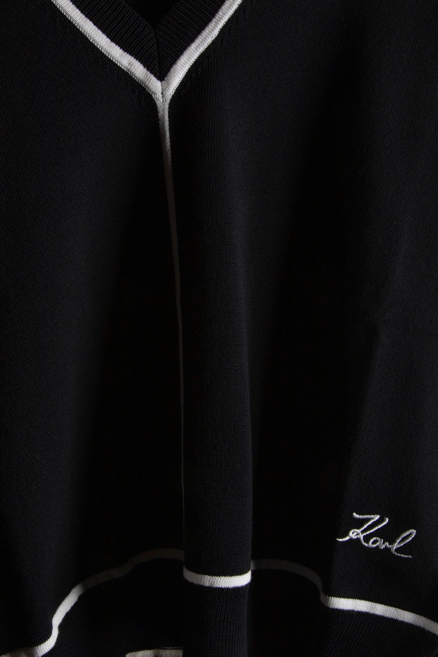 BLACK CONTRAST PIPING V-NECK SWEATER 4