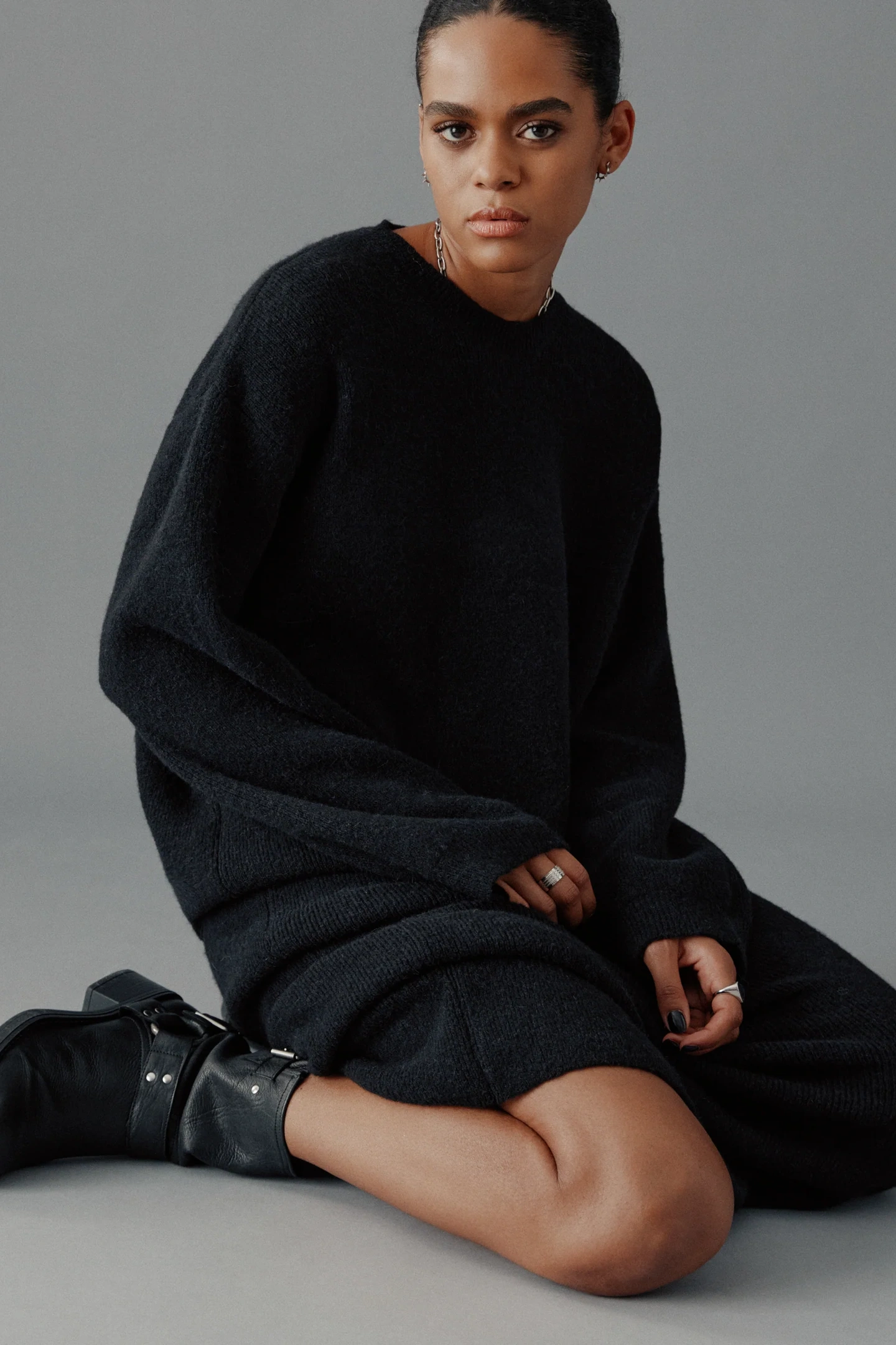 THE BLACK OVERSIZED KNITTED DRESS 3