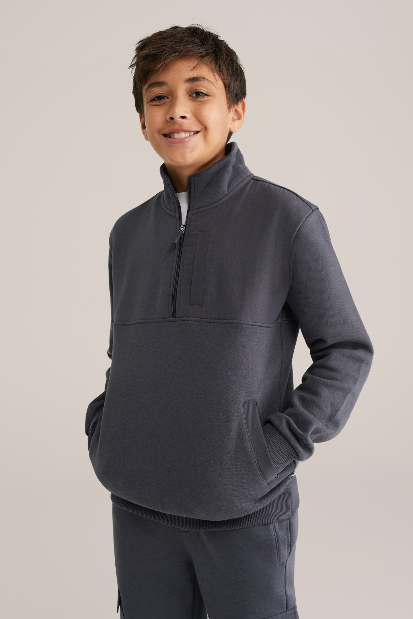 HALFWAY ZIPPER DARK GREY 1