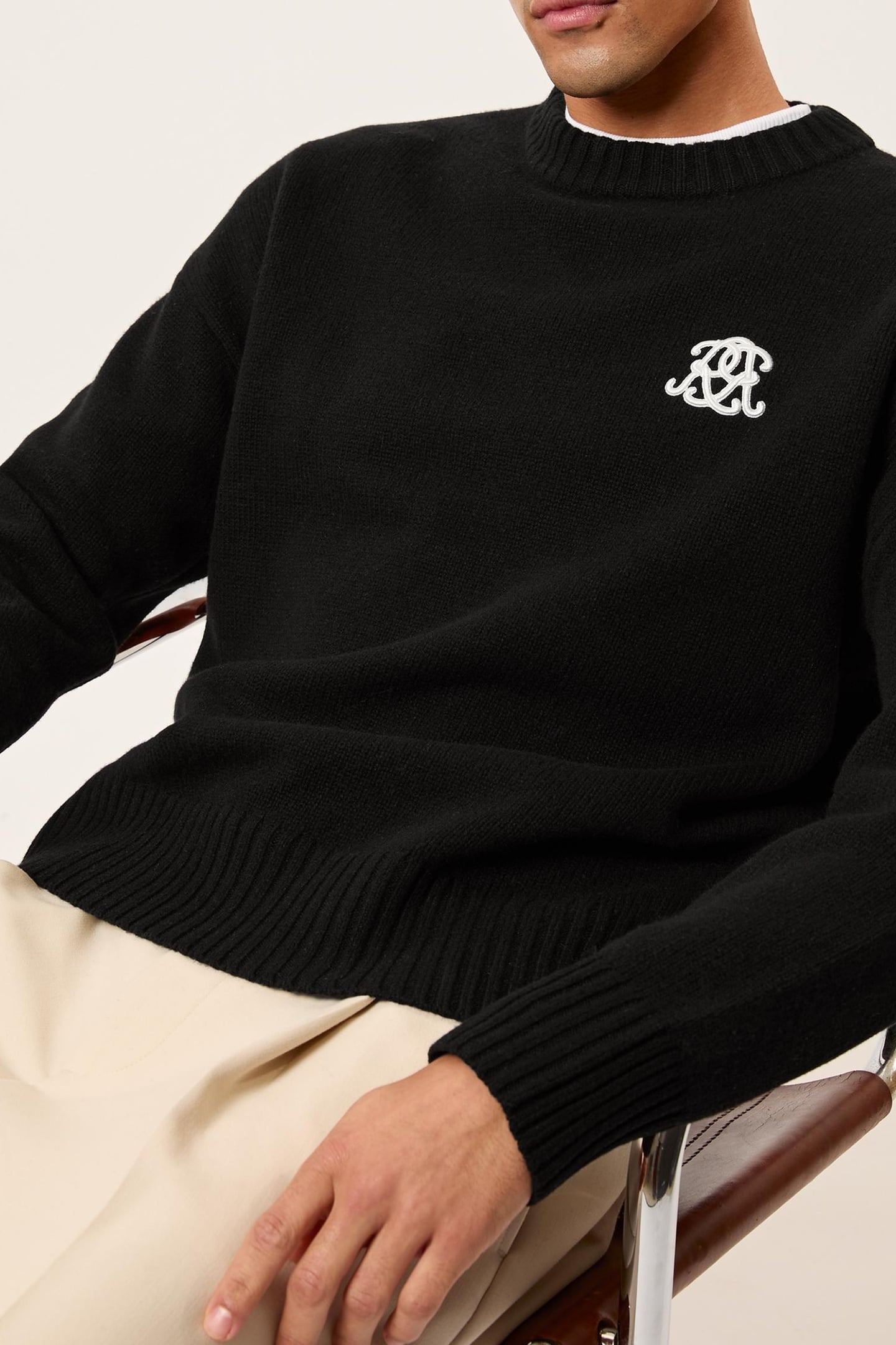 LS MOTIF CREW NECK JUMPER BLACK 2