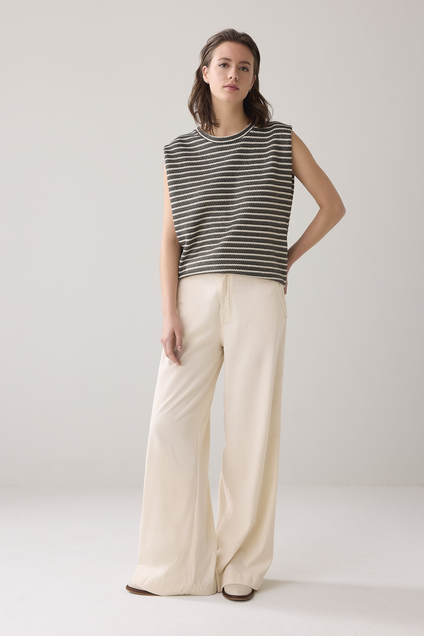 SLEEVELESS TOP KNITTED STRIPE COATED BLACK-IVORY 1
