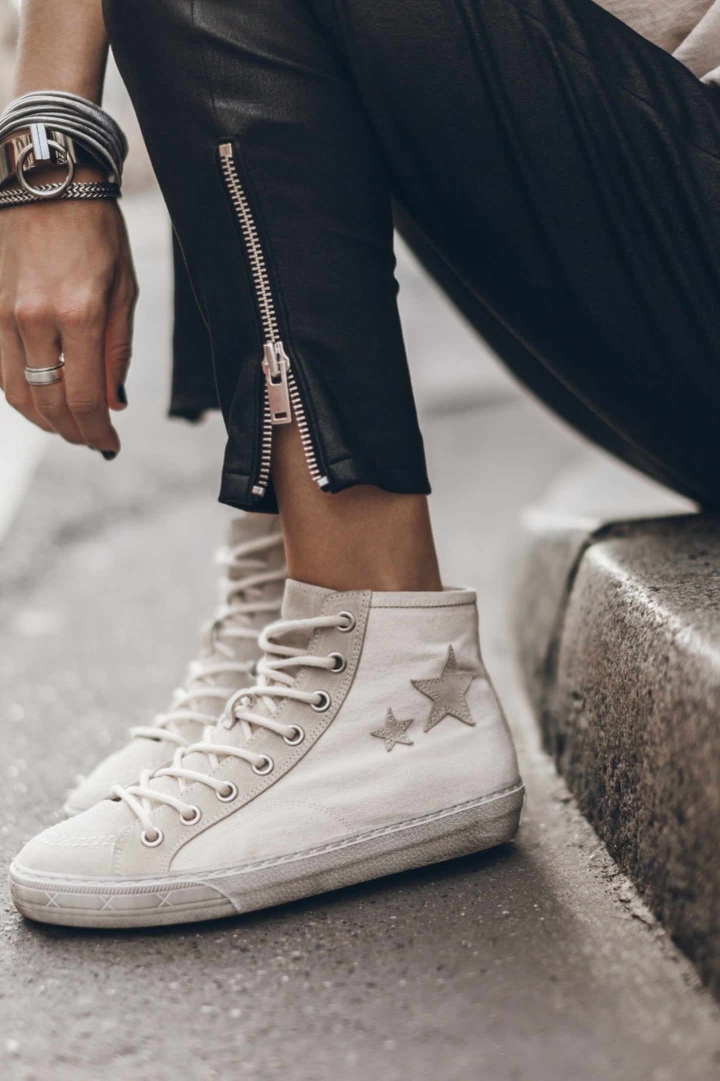 THE LIGHT CANVAS SNEAKERS WHITE 1