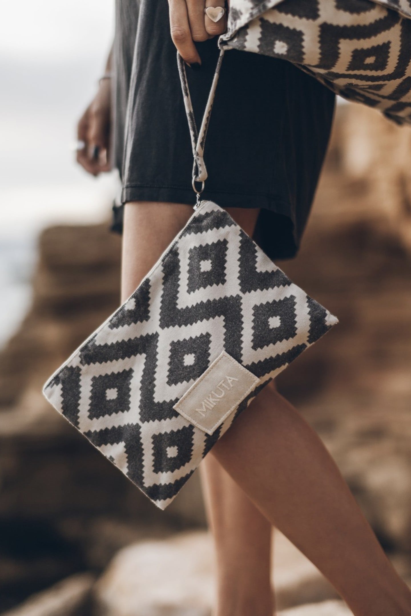 THE PRINTED CANVAS POUCH WHITE 2