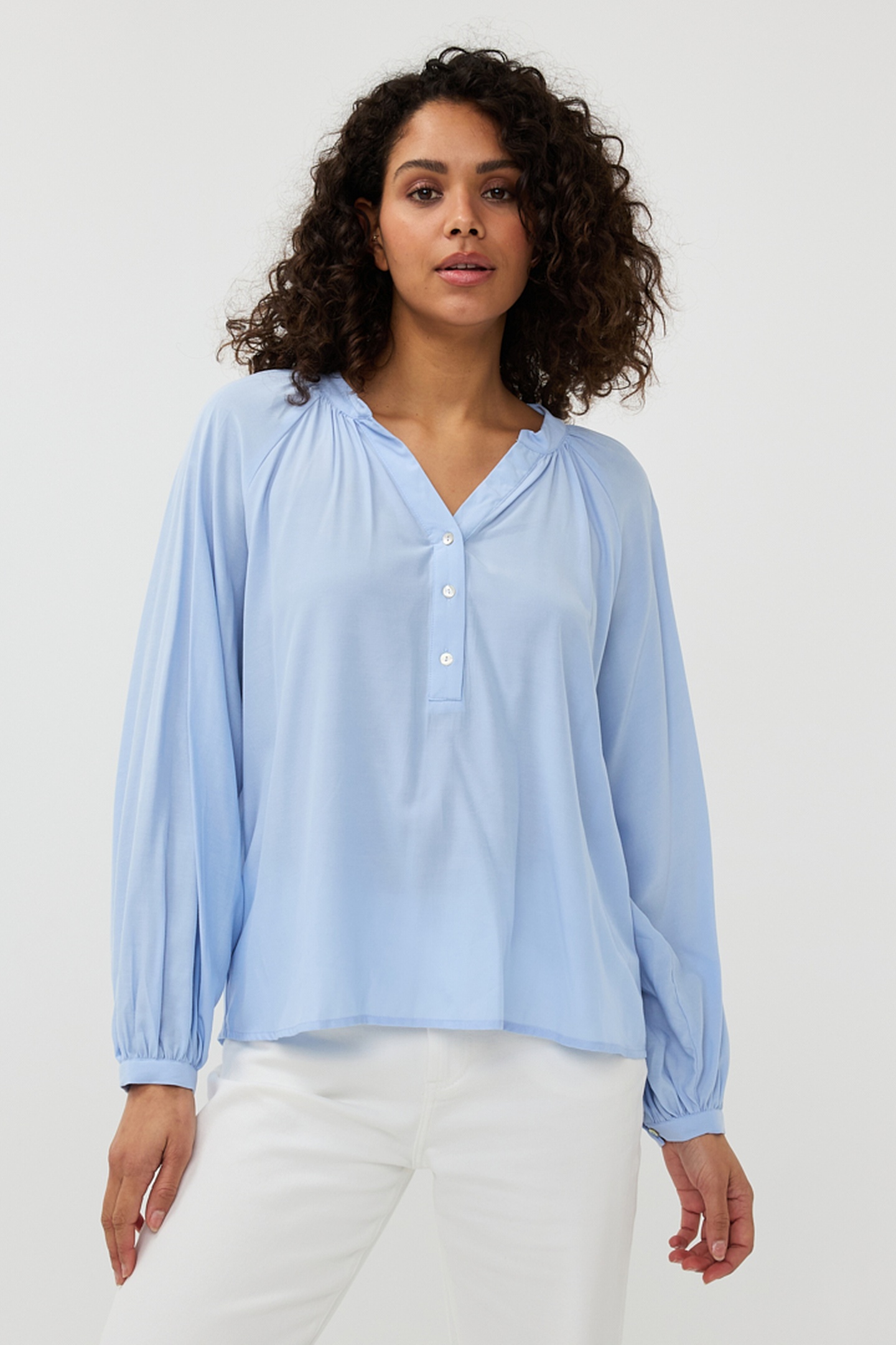 EsQualo Blouse R-neck Raglan Sky Blue Maat: 36 | Longsleeves Outlet | Dames | Blauw