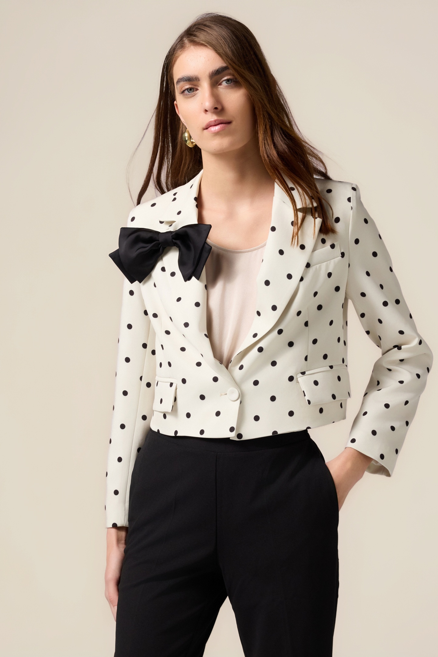 Oltre Short Polka Dot Blazer With Bow White Maat: 42 | Blazers Outlet | Dames | Zwart