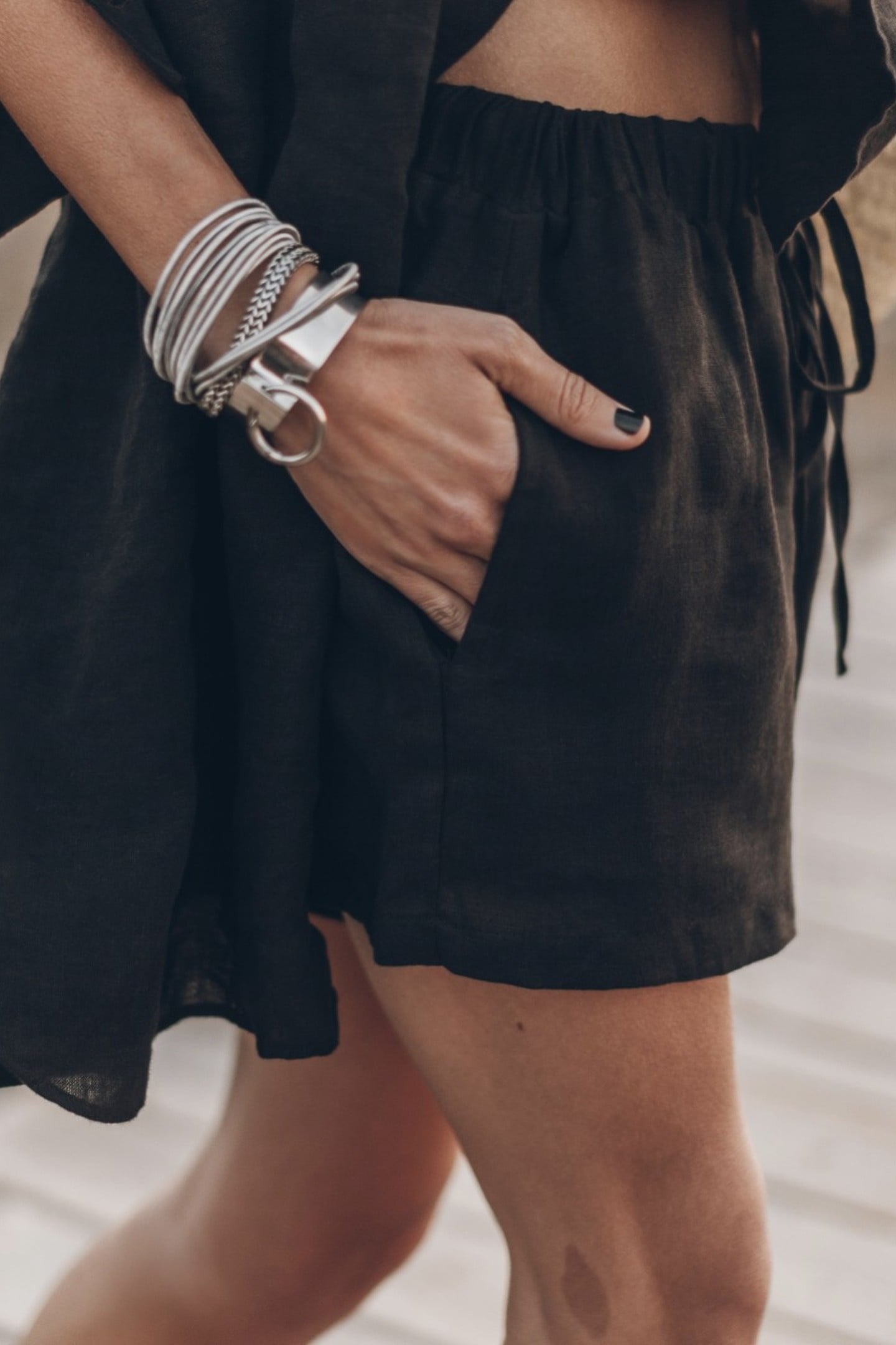 THE BLACK LINEN SHORTS BLACK 2