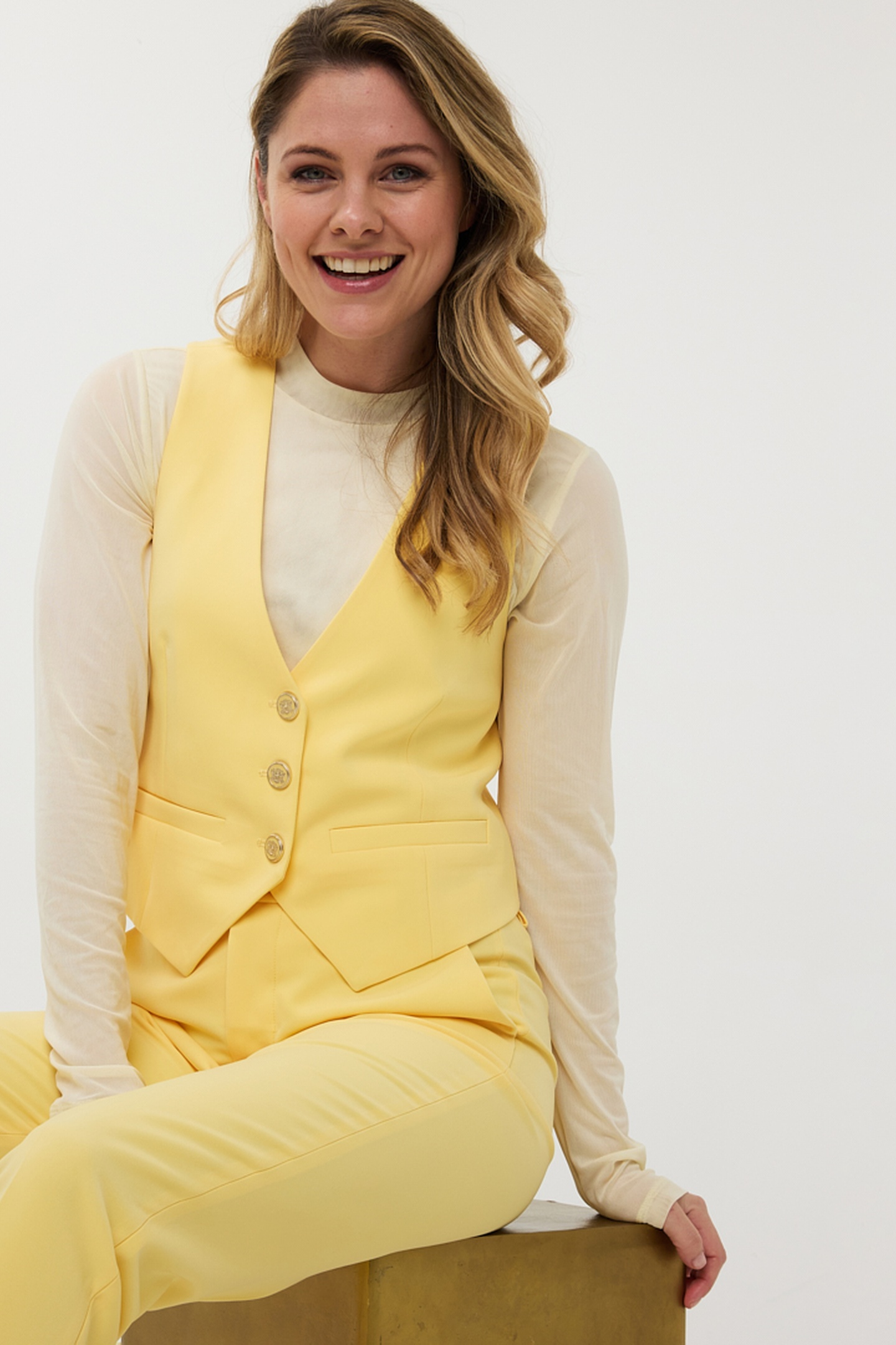 EsQualo Gilet Short City Yellow Maat: 36 | Gilets Outlet | Dames | Geel
