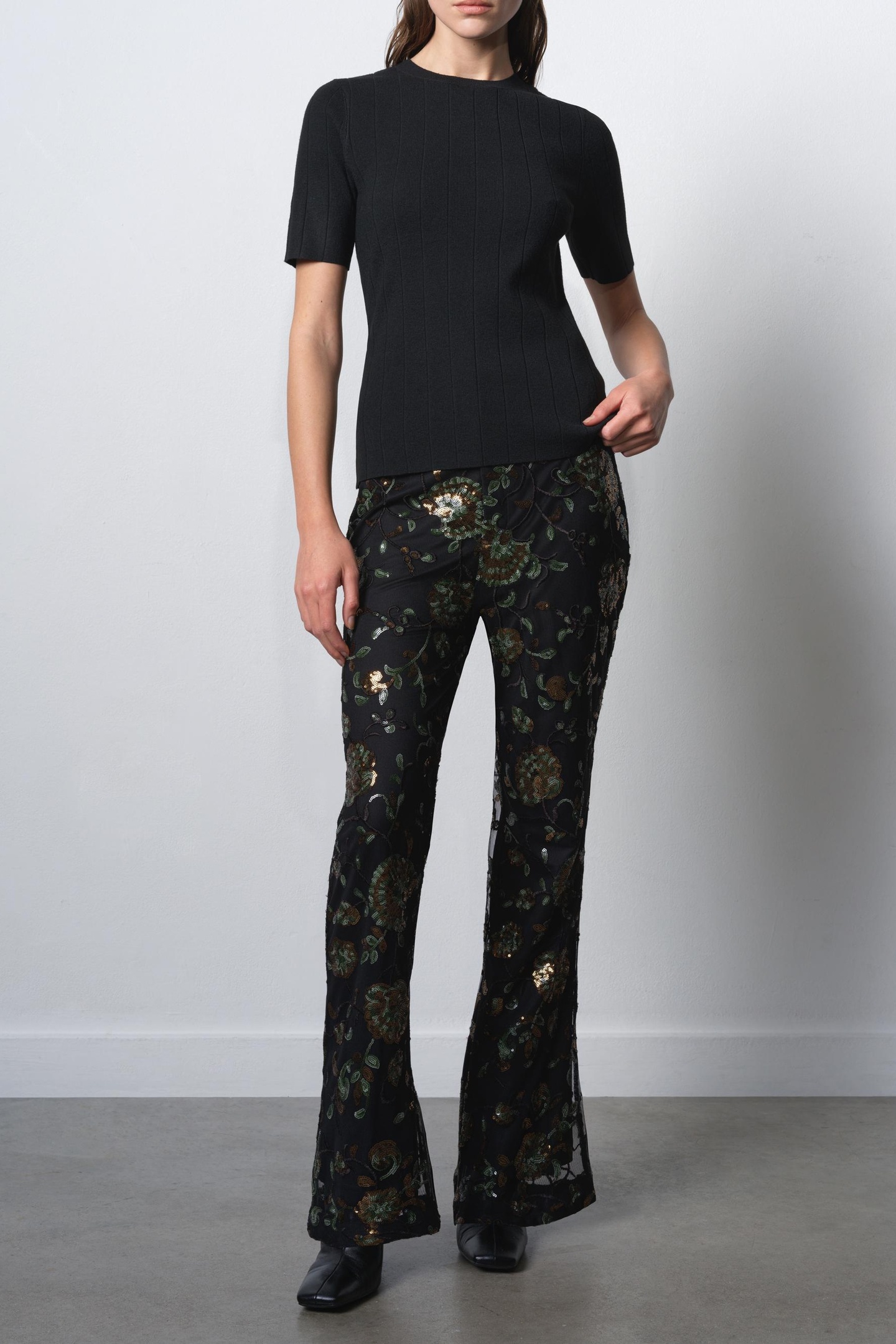 French Connection Roshene Sequin Flare Trousers Black Sequin Multi Maat: 12 | Pantalons Outlet | Dames | Zwart