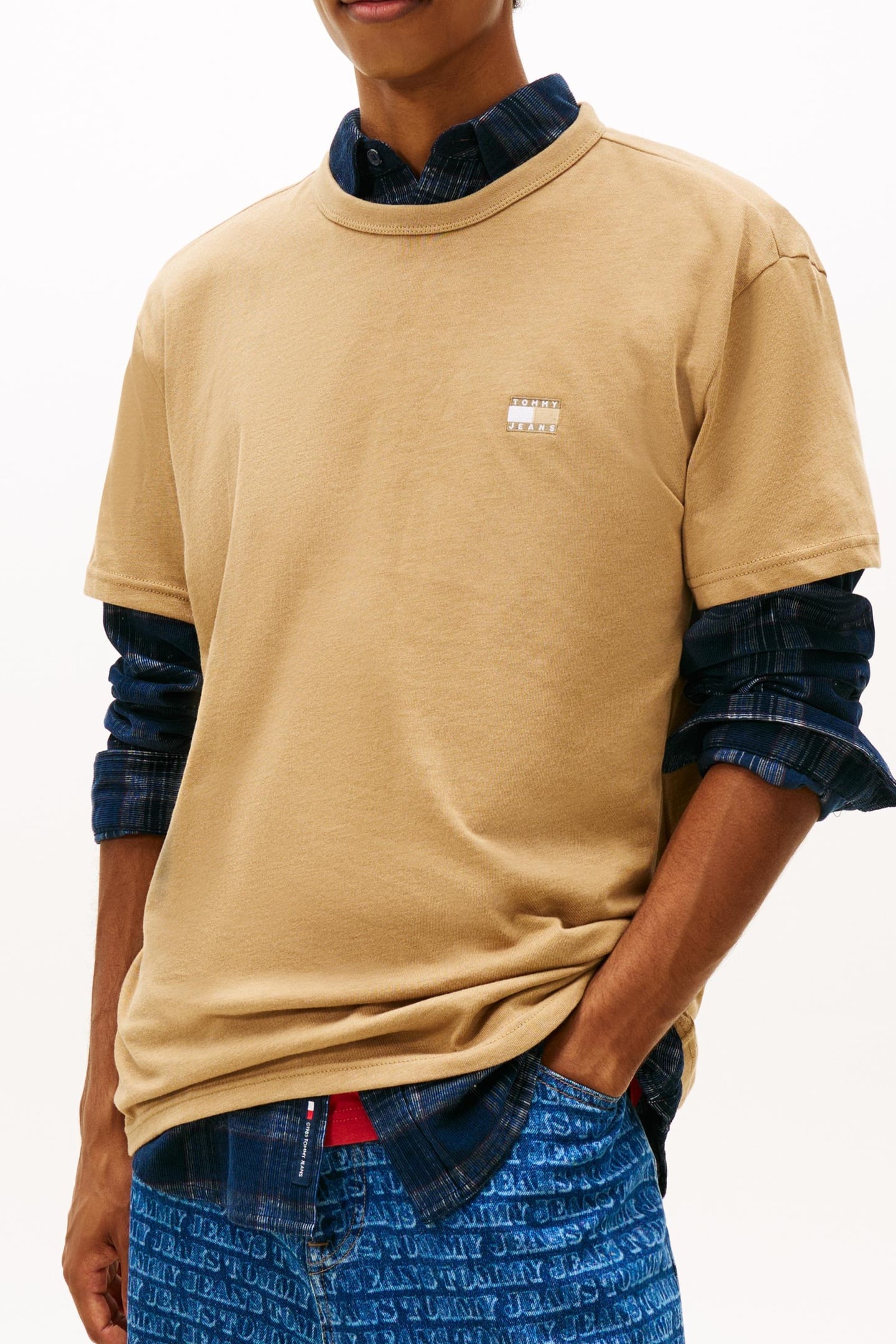 Tommy Hilfiger Regular Badge Tee Dark Dune Htr Maat: L | Basic T-Shirts Outlet | Heren | Beige