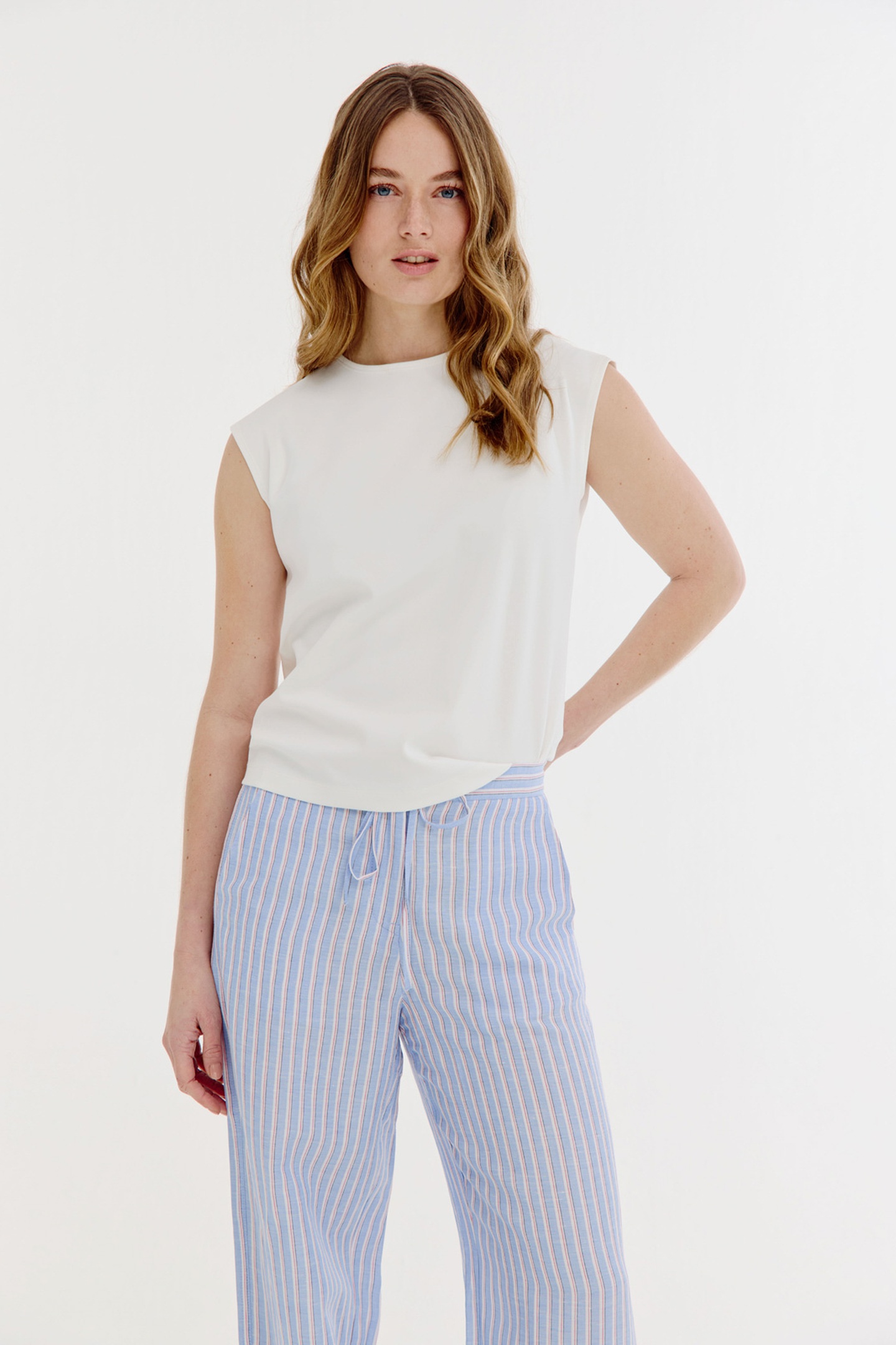 Josephine & Co Bastiaan T-shirt White Maat: L | Mouwloze Tops Outlet | Dames | Wit