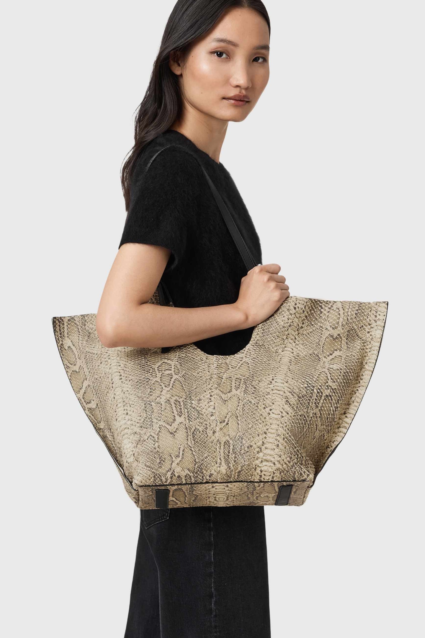 AllSaints Ara Snake E/w Tote Desert White Maat: OS | Handtassen Outlet | Dames | Zwart