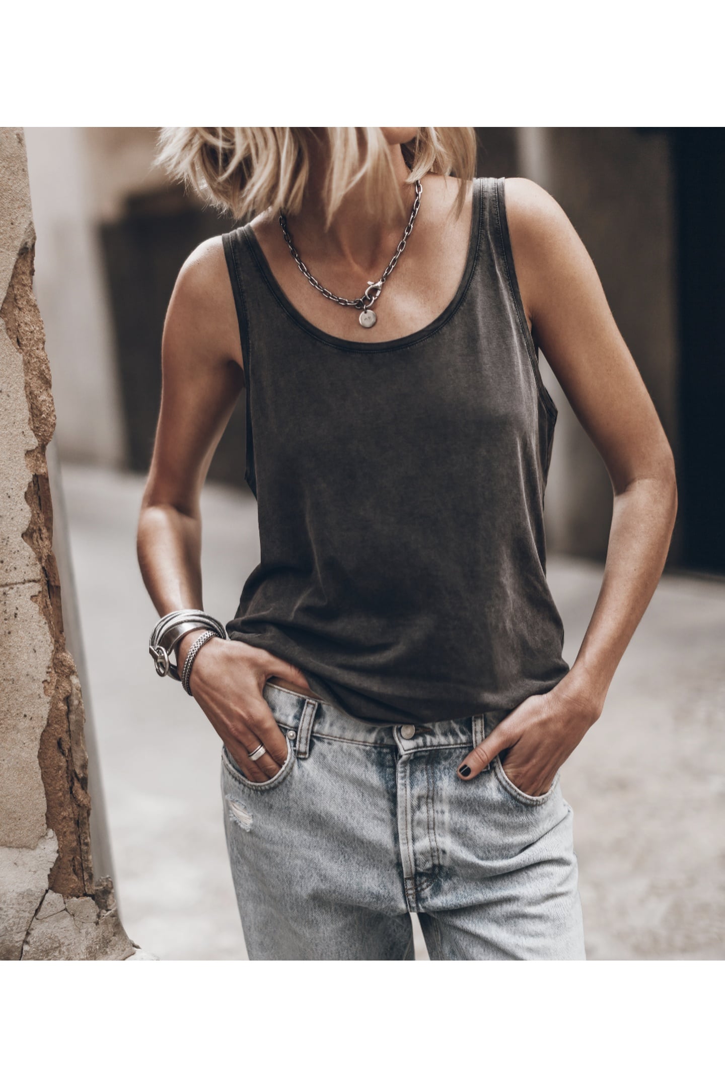 Mikuta The Dark Faded Base Tank Top Maat: L | Mouwloze Tops Outlet | Dames | Grijs