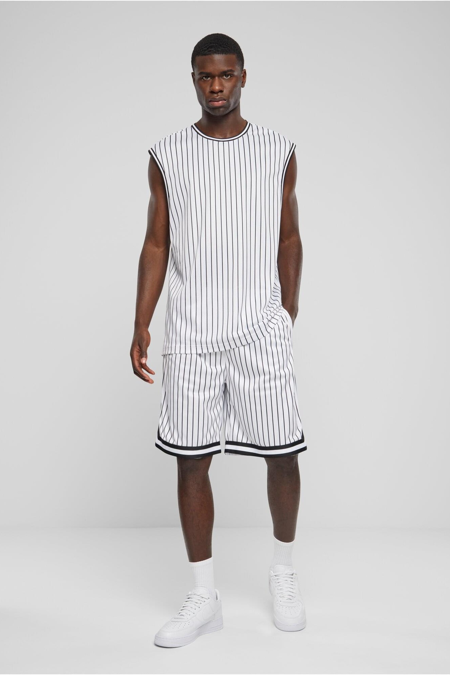 Urban Classics Striped Mesh Shorts White/black Maat: M | Korte Broeken Outlet | Heren | Zwart