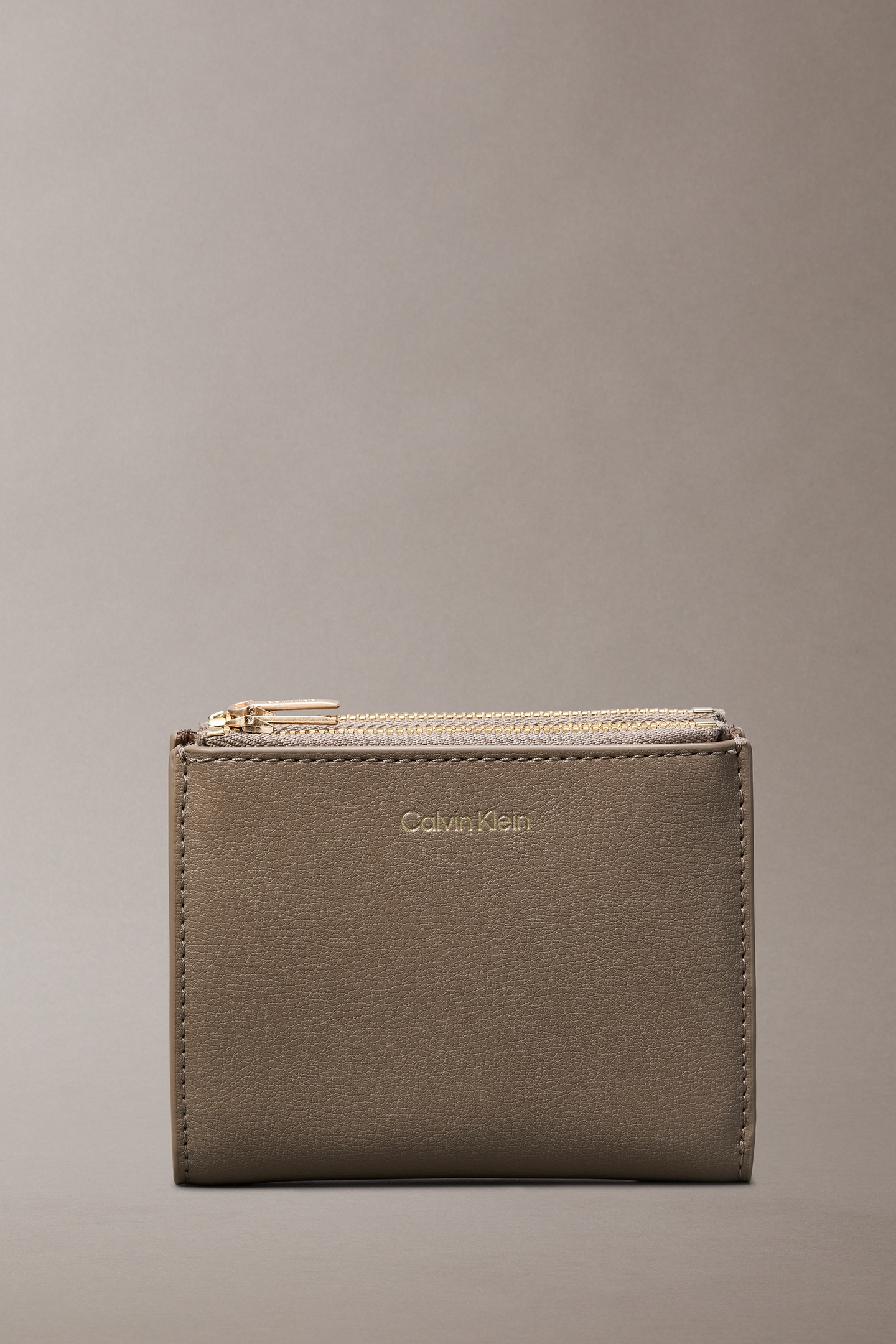 Calvin Klein Foil Logo Top Zip Cardholder Desert Taupe Maat: OS | Clutches Outlet | Dames | Beige