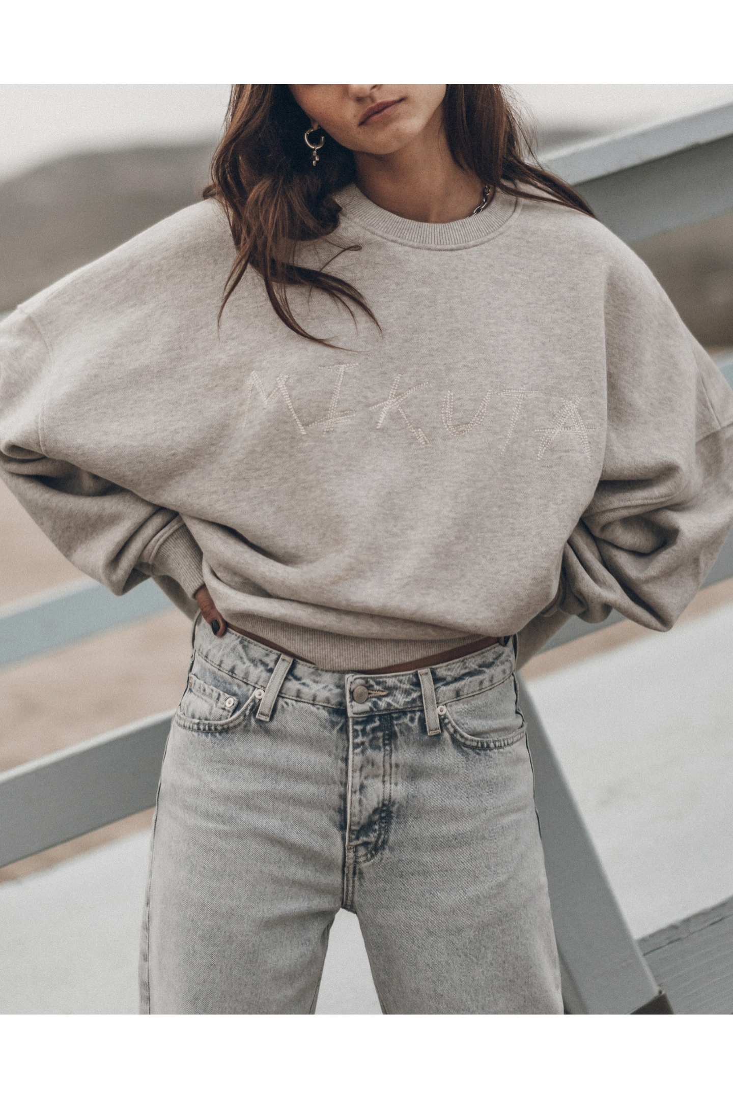Mikuta The Grey Embroidered Standard Sweater Maat: M | Sweaters Outlet | Dames | Grijs