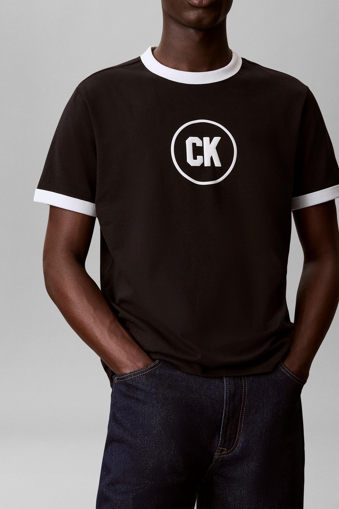 Calvin Klein 20s March Graphic Tee Black Maat: L | Basic T-Shirts Outlet | Heren | Zwart