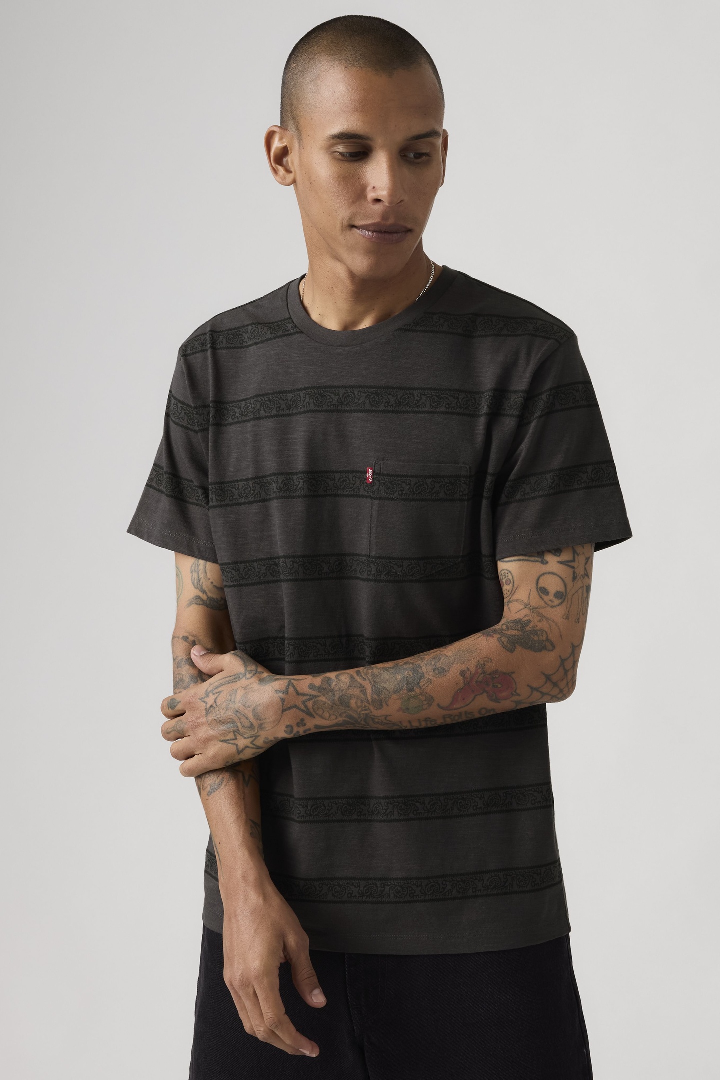 Levi's Ss Classic Pocket Tee Kabir Paisley Stri Maat: L | Basic T-Shirts Outlet | Heren | Zwart