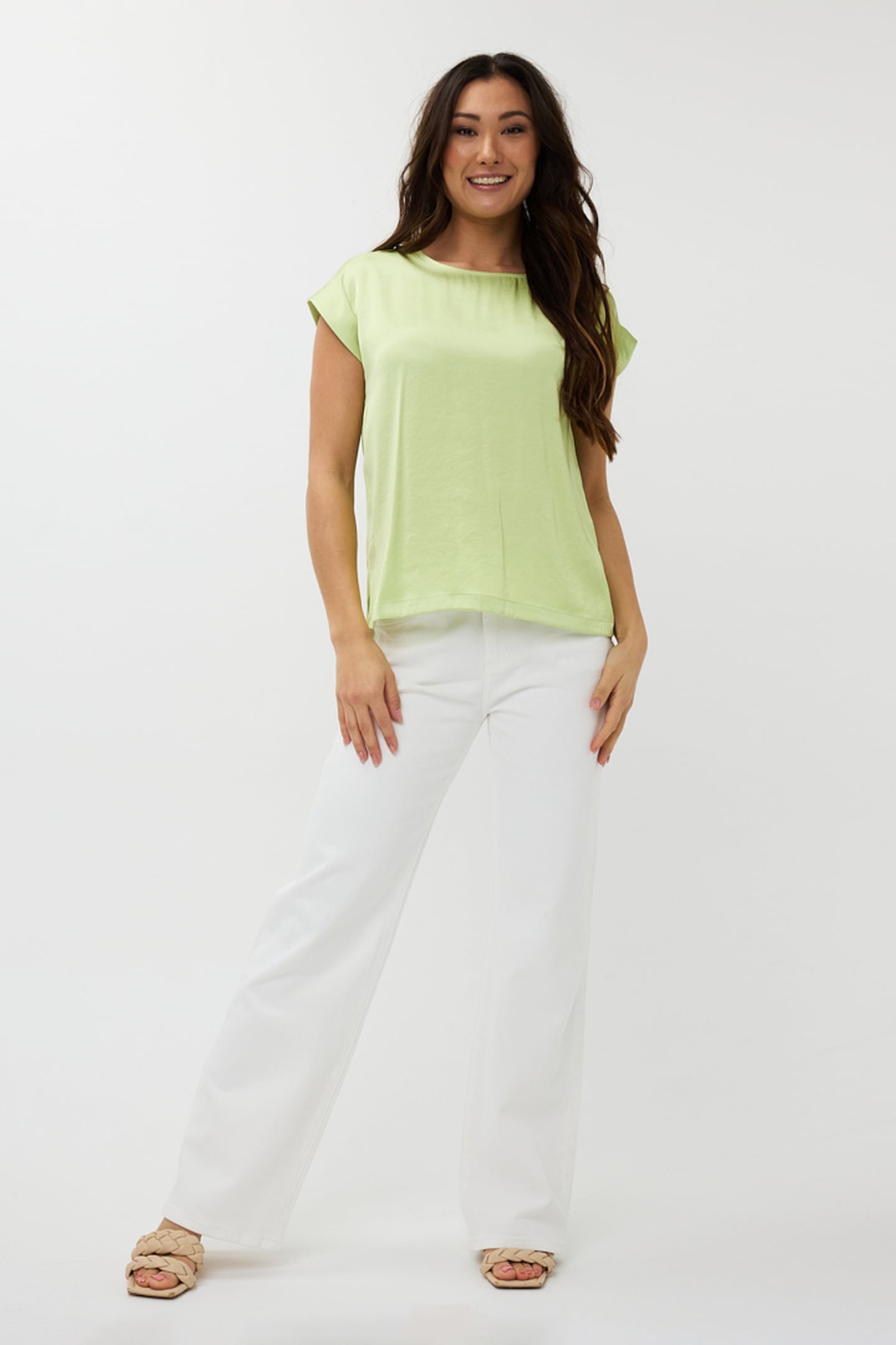 EsQualo Blouse R-neck Satin Look Apple Green Maat: 34 | Blouses Outlet | Dames | Groen
