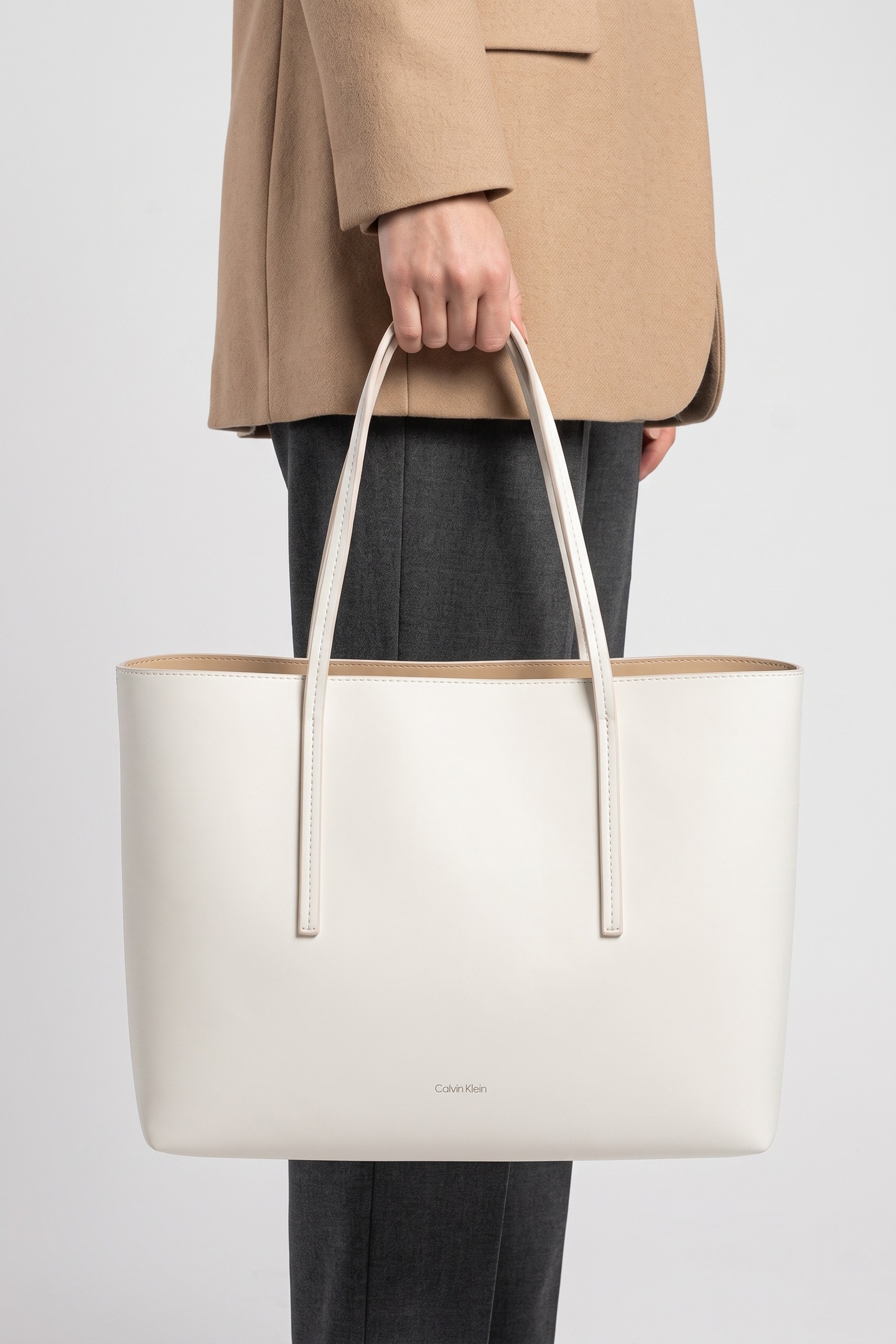 Calvin Klein Foil Logo Small Tote Lily White Maat: OS | Handtassen Outlet | Dames | Wit