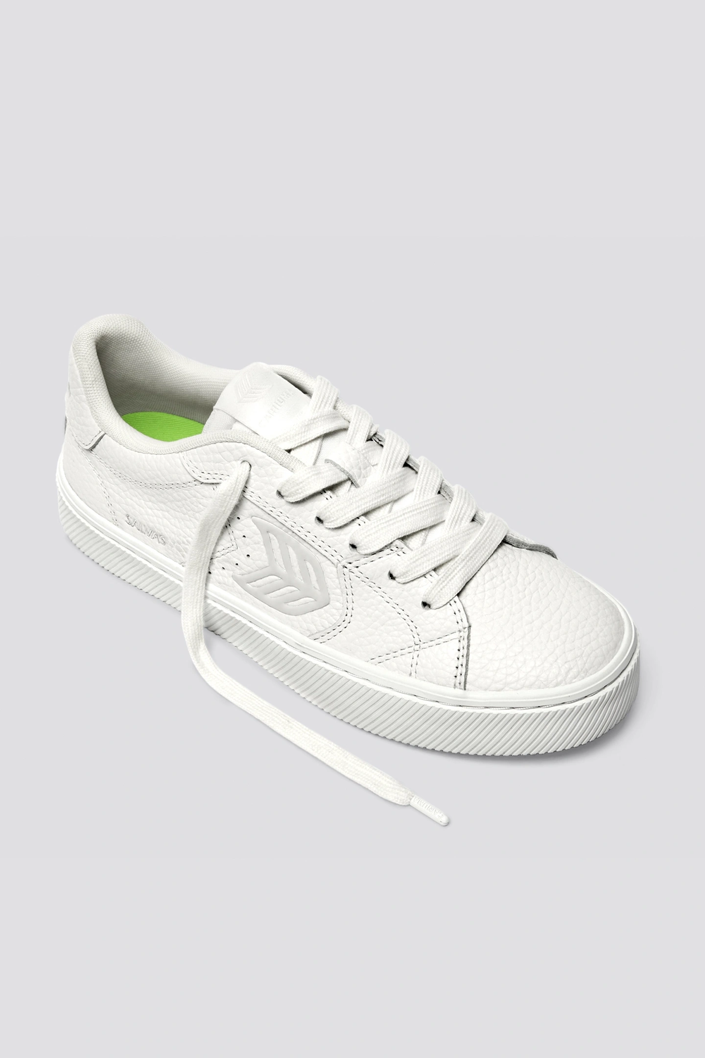 Cariuma Salvas Pebbled Leather White Ice Logo Maat: 36 | Sneakers Outlet | Unisex | Wit