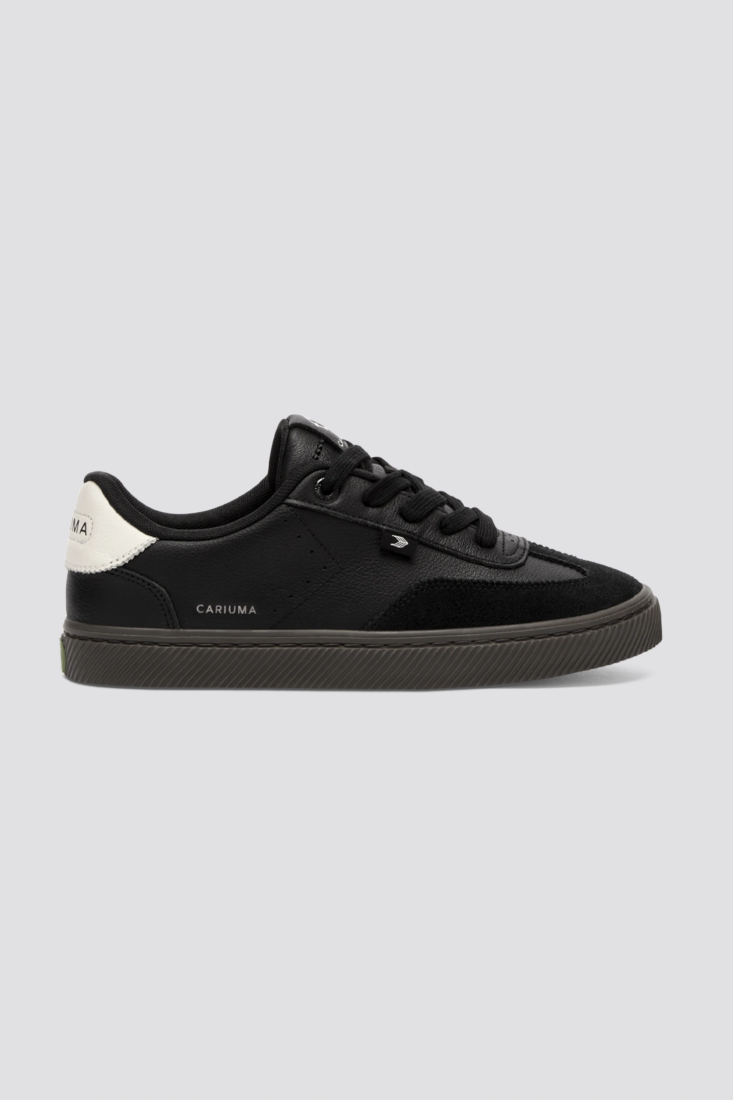 Cariuma Toca Soft Grain Leather Teak Black Off-white Accents Maat: 39.5 | Sneakers Outlet | Unisex | Zwart