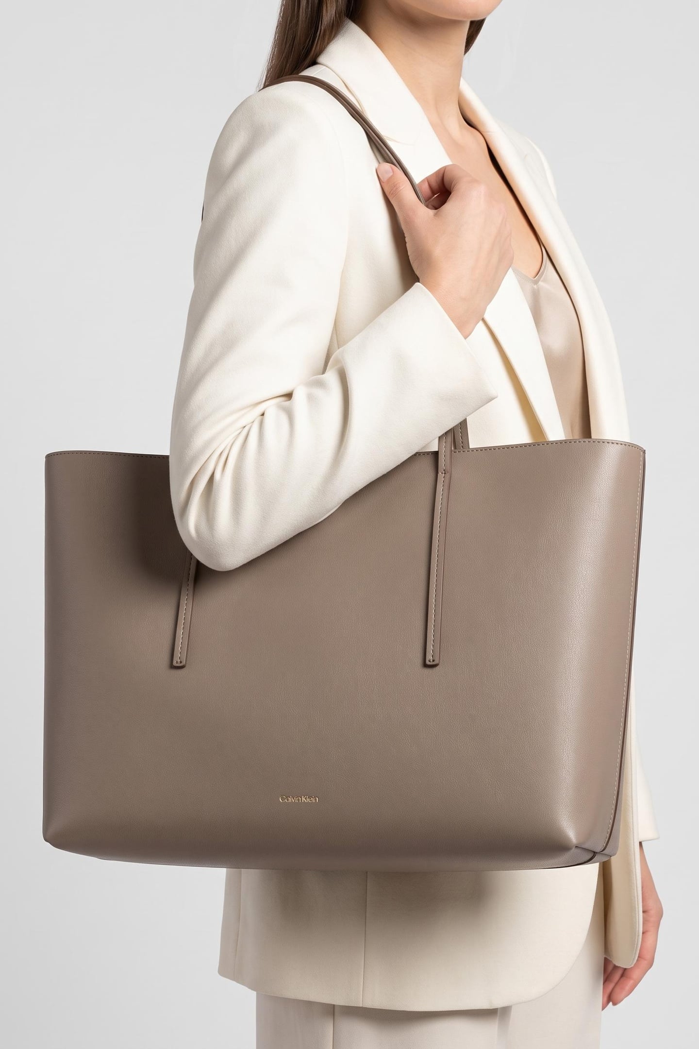 Calvin Klein Foil Logo Tote W/pouch Desert Taupe Maat: OS | Handtassen Outlet | Dames | Beige