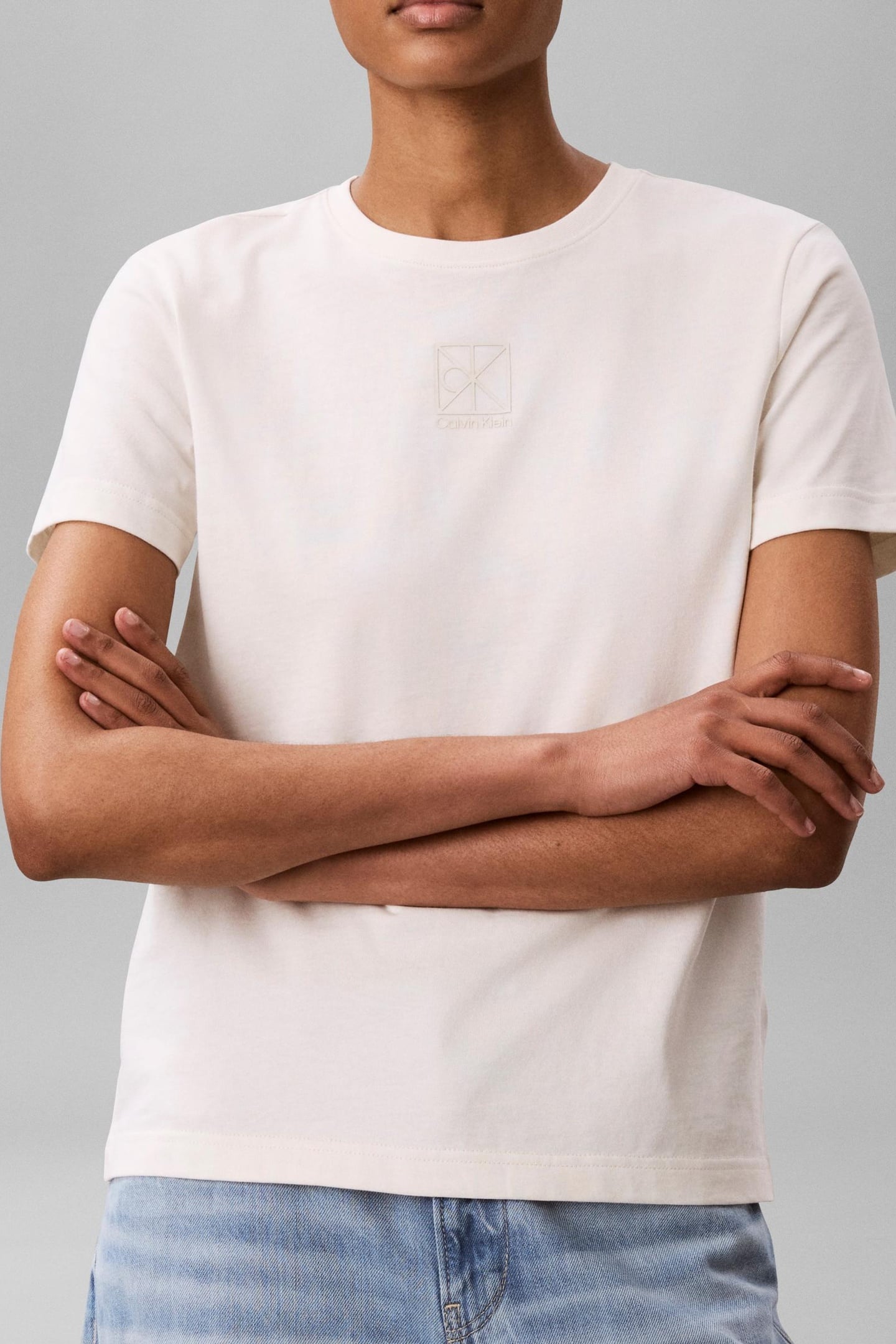 Calvin Klein Short Sleeve 20s Jersey Emblem Tee Tofu Talla: XS | Camisetas de Seda Outlet | Mujer