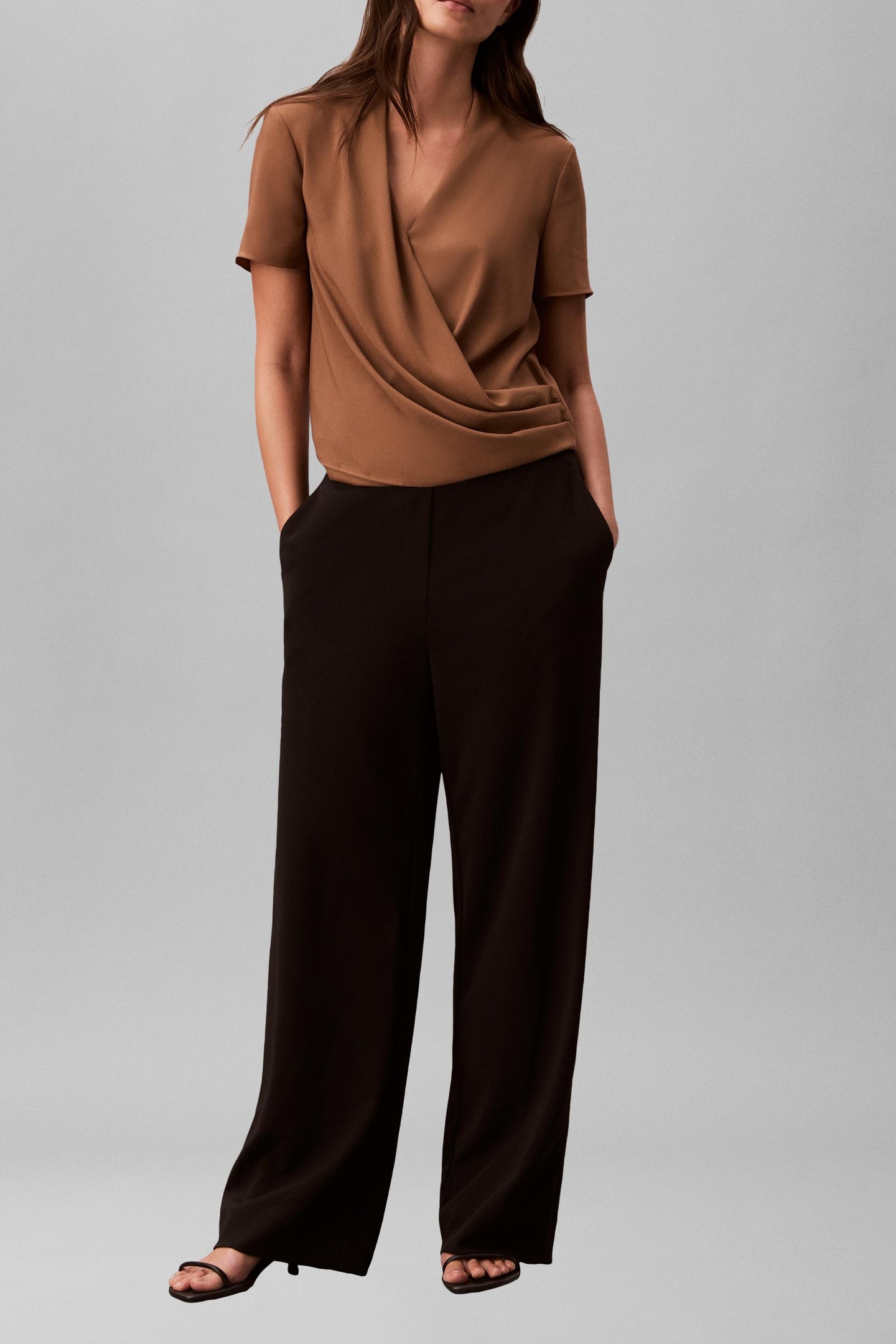 Calvin Klein Crepe Short Sleeve Draped Wrap Top Executive Brown Maat: L | Blouses Outlet | Dames | Bruin