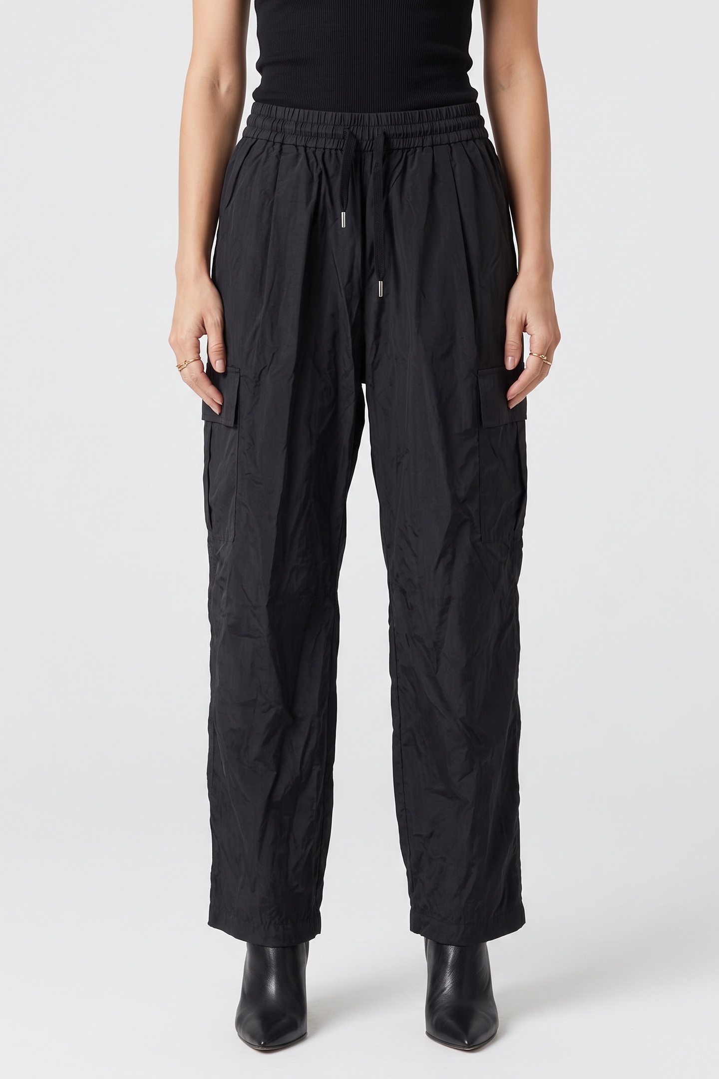 ARKET Carrie Tech Taffeta Trousers Black Maat: S | Cargobroeken Outlet | Dames | Zwart