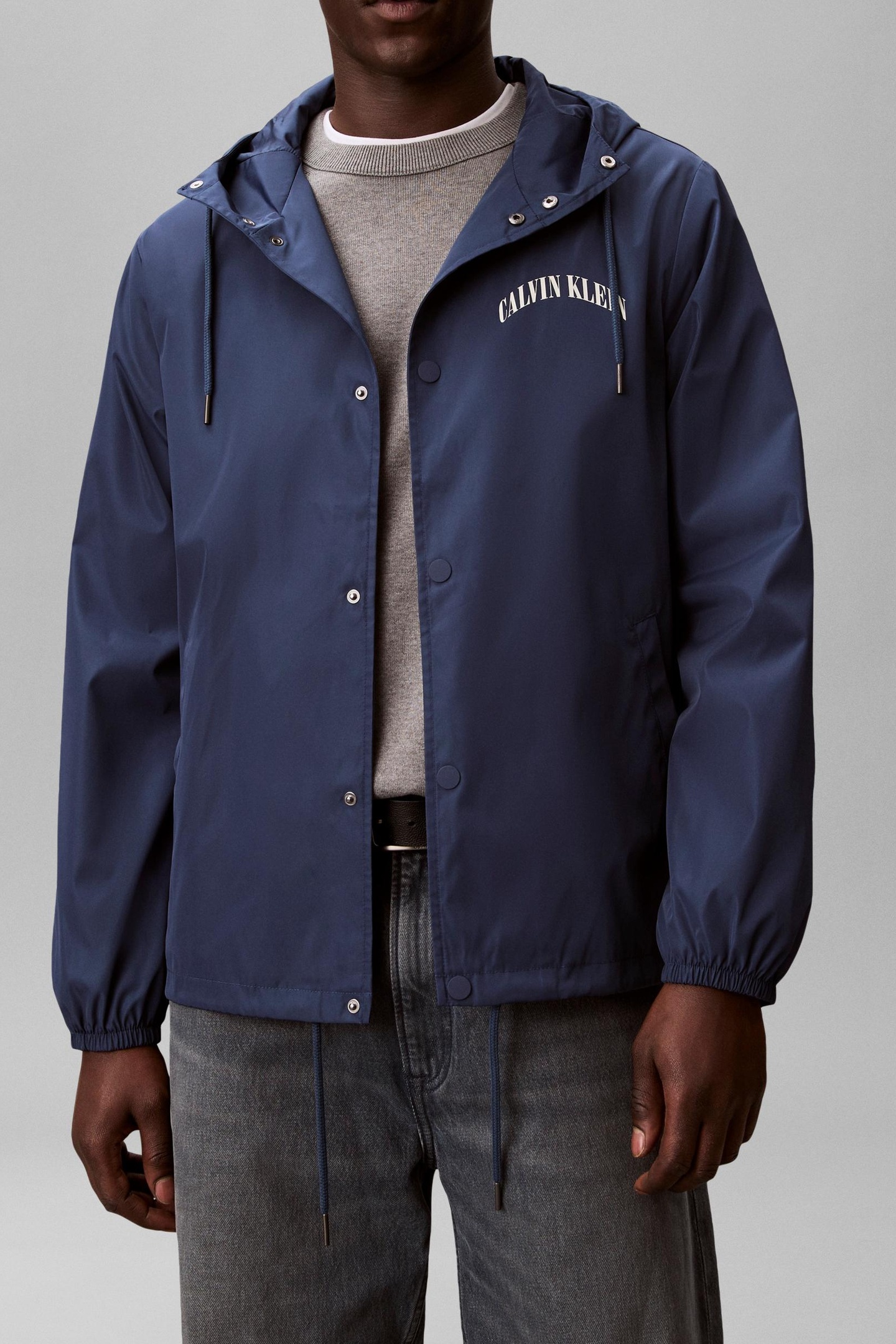 Calvin Klein Long Sleeve Graphic Print Coach Jacket Dark Denim Maat: M | Regenjassen Outlet | Heren | Blauw