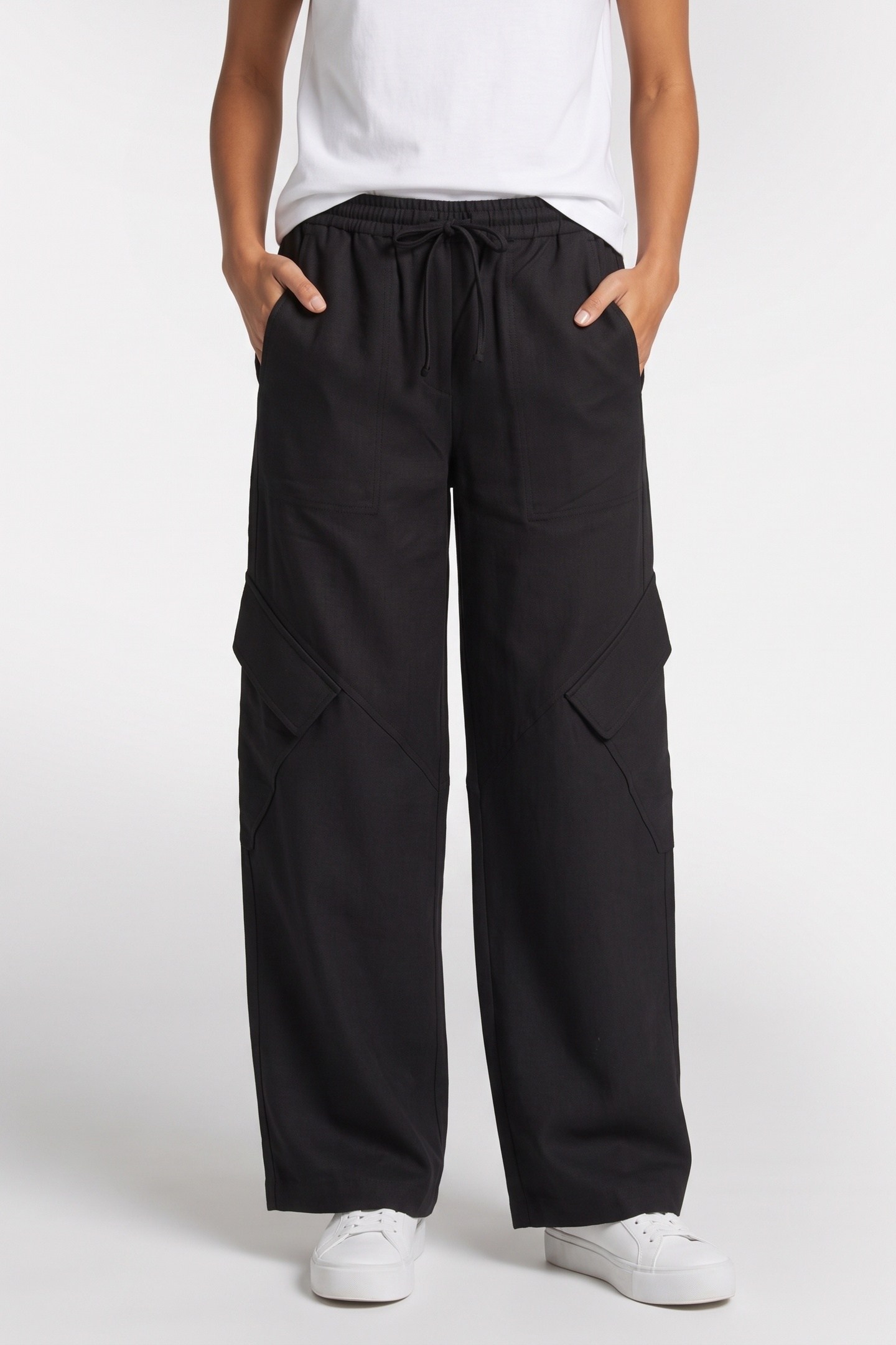 ARKET Eini Fluid Cargo Black Maat: 34 | Cargobroeken Outlet | Dames | Zwart