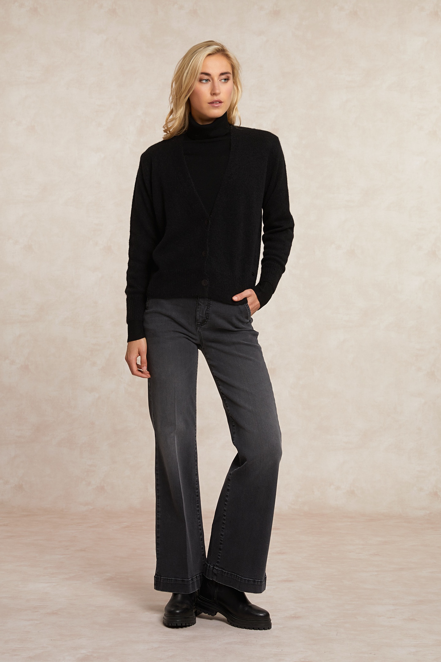River Woods Buttoned Alpaca V-neck Cardigan Black Maat: XXL | Sweaters Outlet | Dames | Zwart