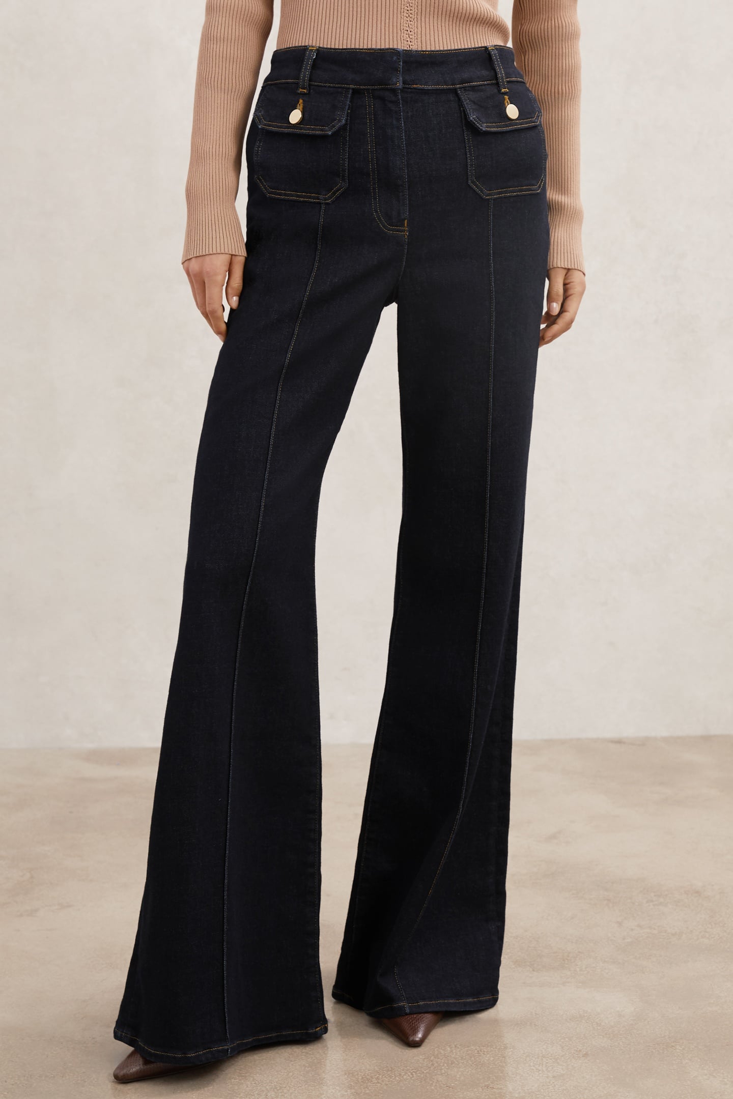 Reiss Button Detail Flare Jean Dark Blue Maat: W34R | Flared Jeans Outlet | Dames | Blauw