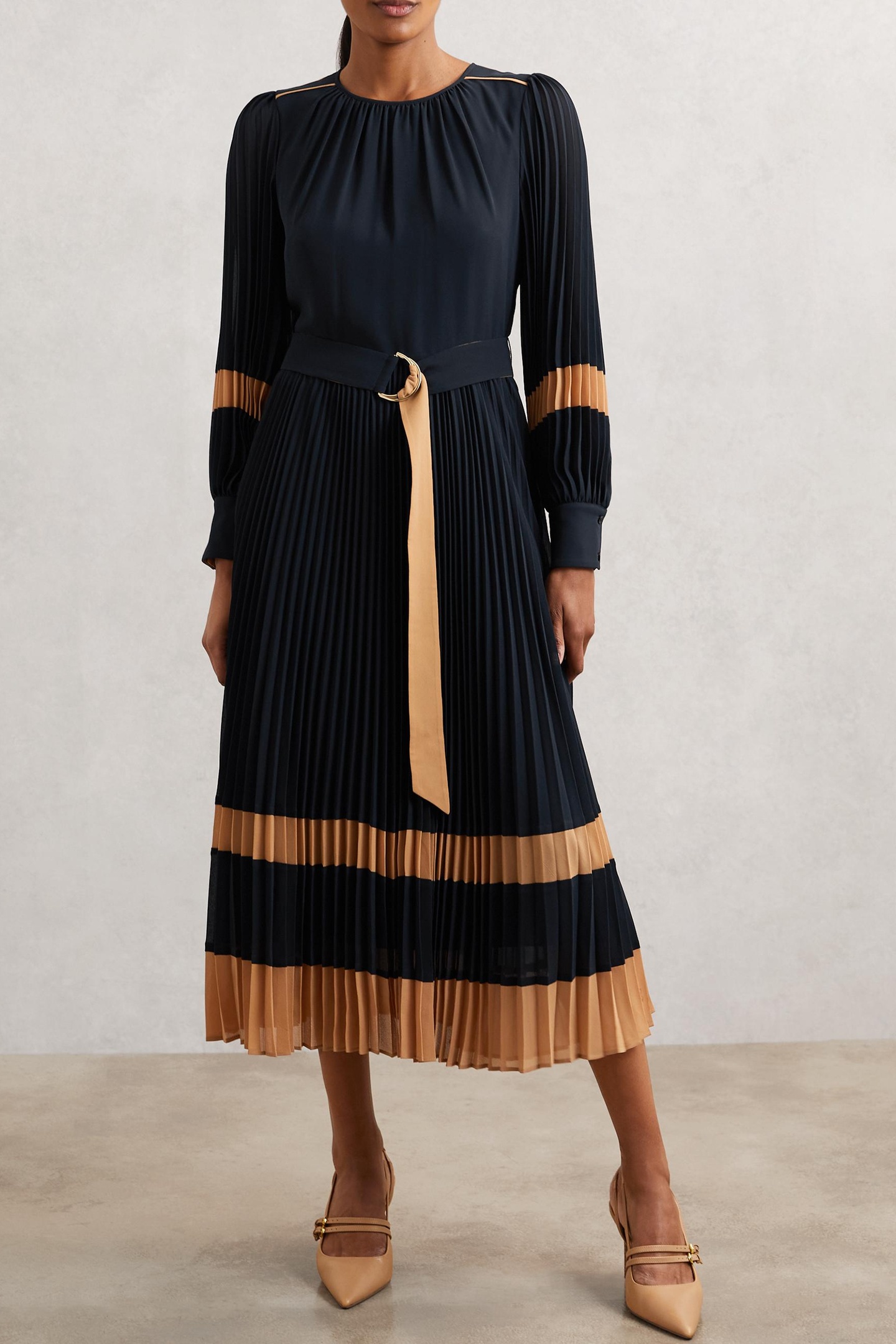 Reiss Colour Block Pleated Dress Navy/camel Maat: 4 | Midi Jurken Outlet | Dames | Blauw