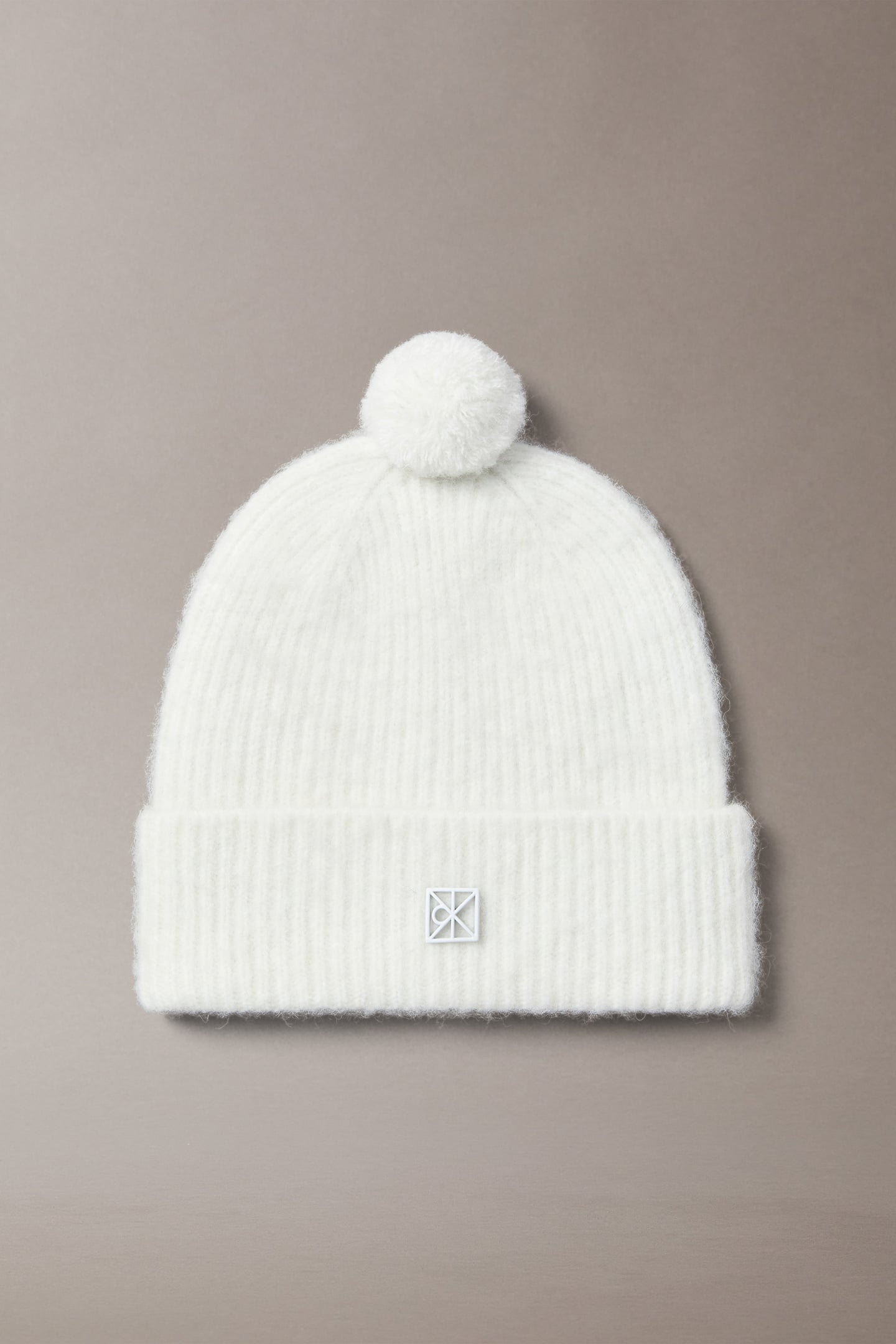 Calvin Klein Emblem Brushed Pompo Diaphonous Size: OS | Hats & Caps Outlet | Heren | Wit